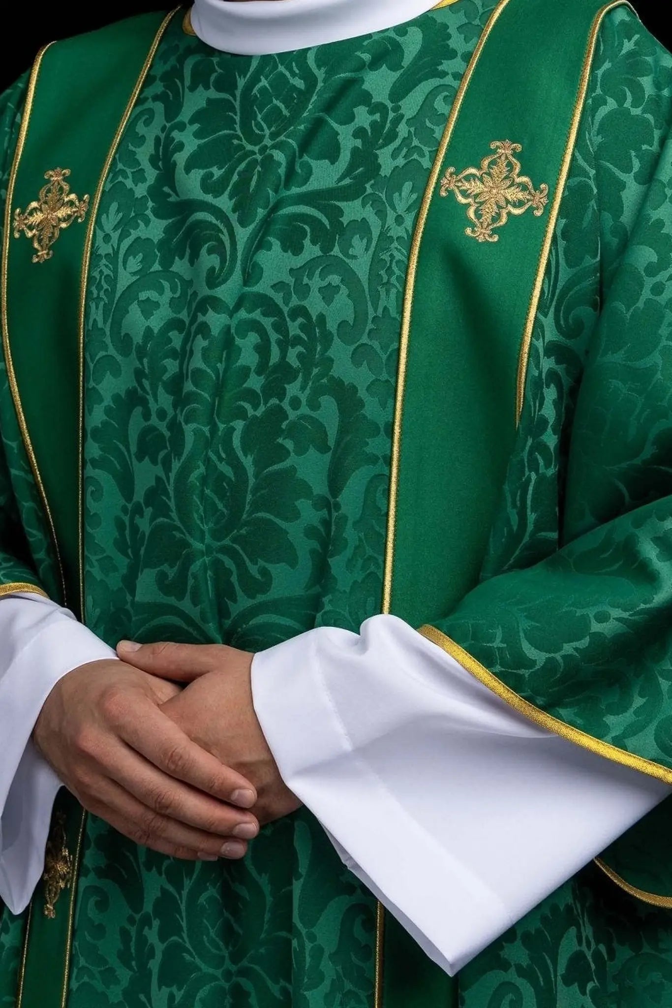 Dalmatique jacquard verte avec broderie de Croix dorée