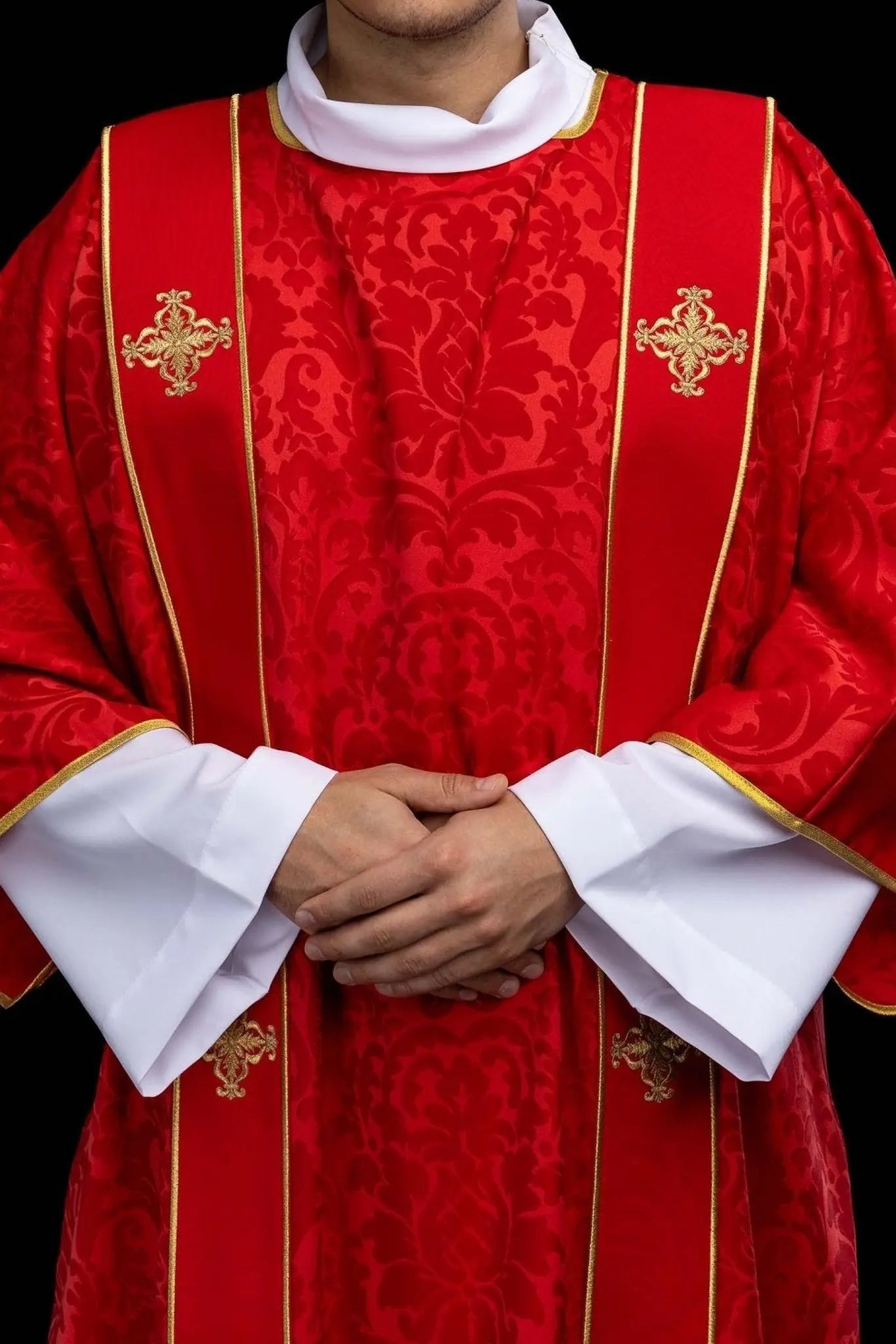 Dalmatique jacquard rouge avec broderie de Croix dorée