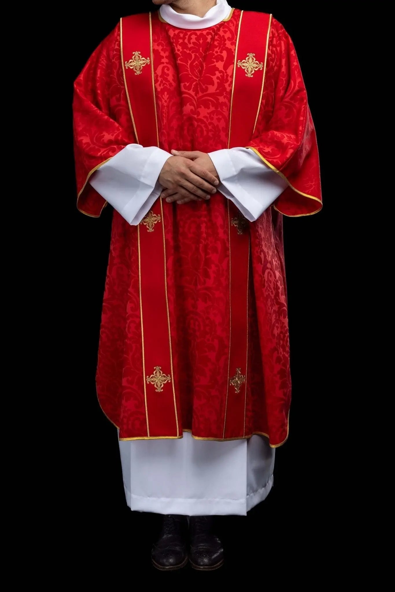 Dalmatique jacquard rouge avec broderie de Croix dorée