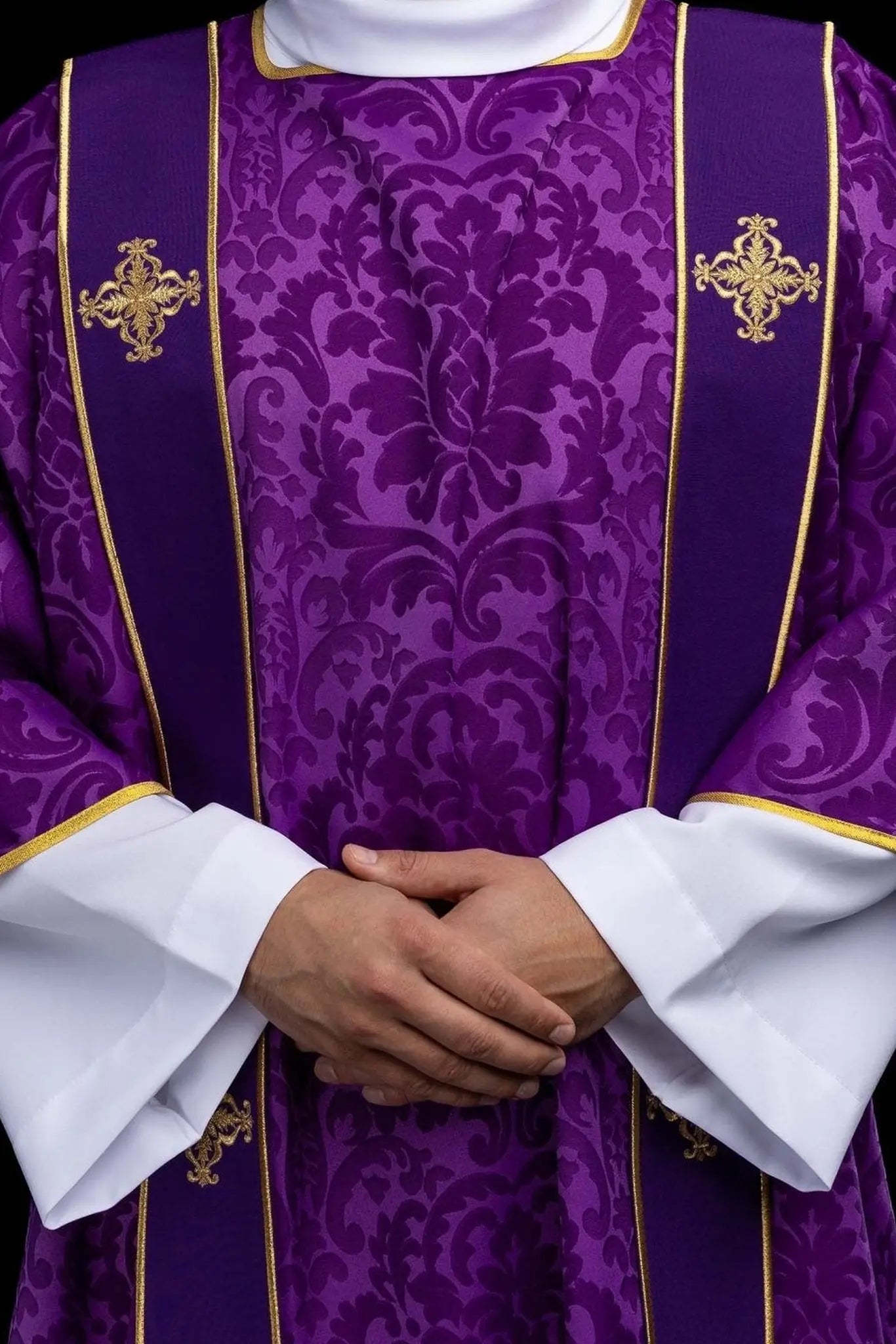 Dalmatique jacquard violet avec broderie de Croix dorée