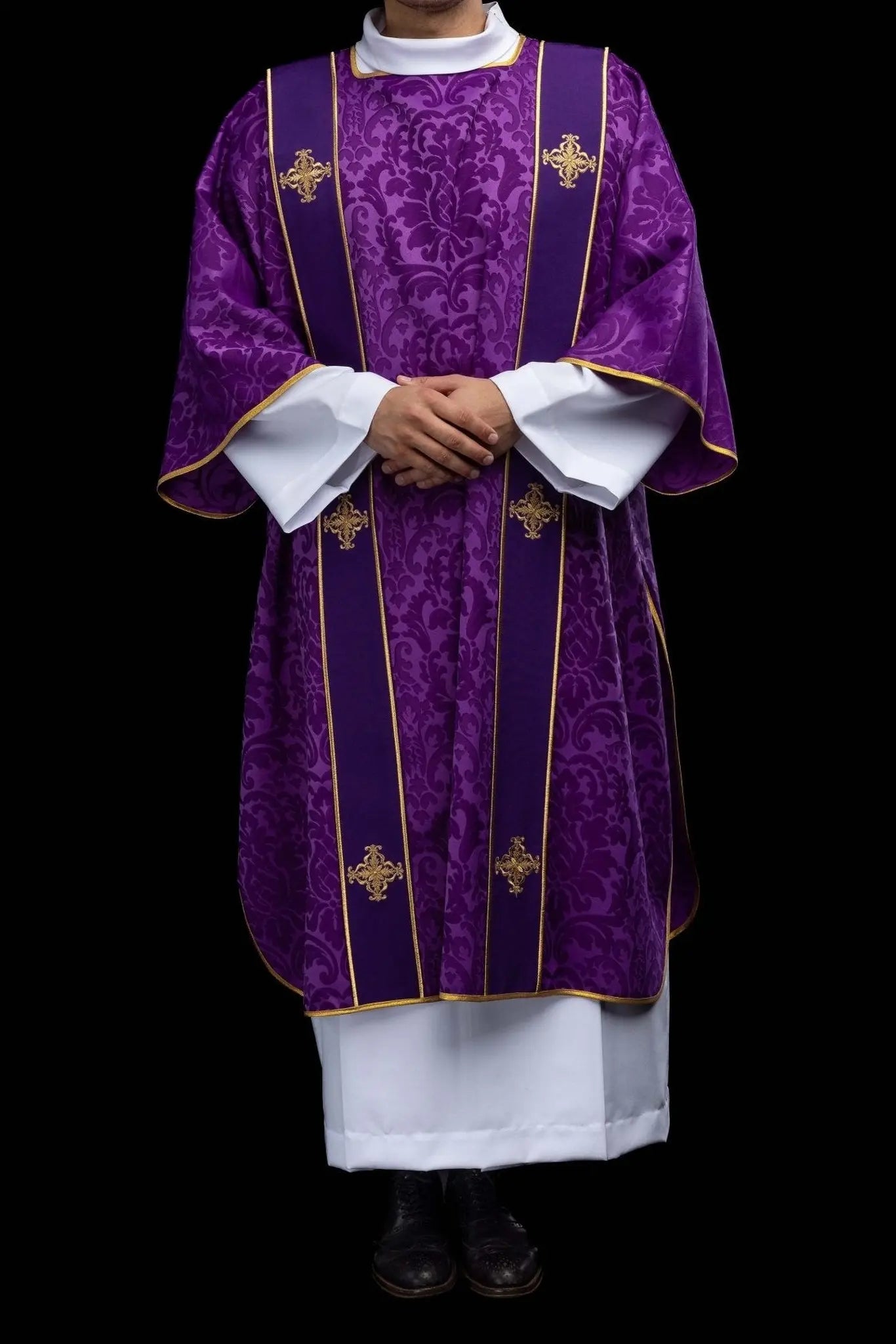 Dalmatique jacquard violet avec broderie de Croix dorée
