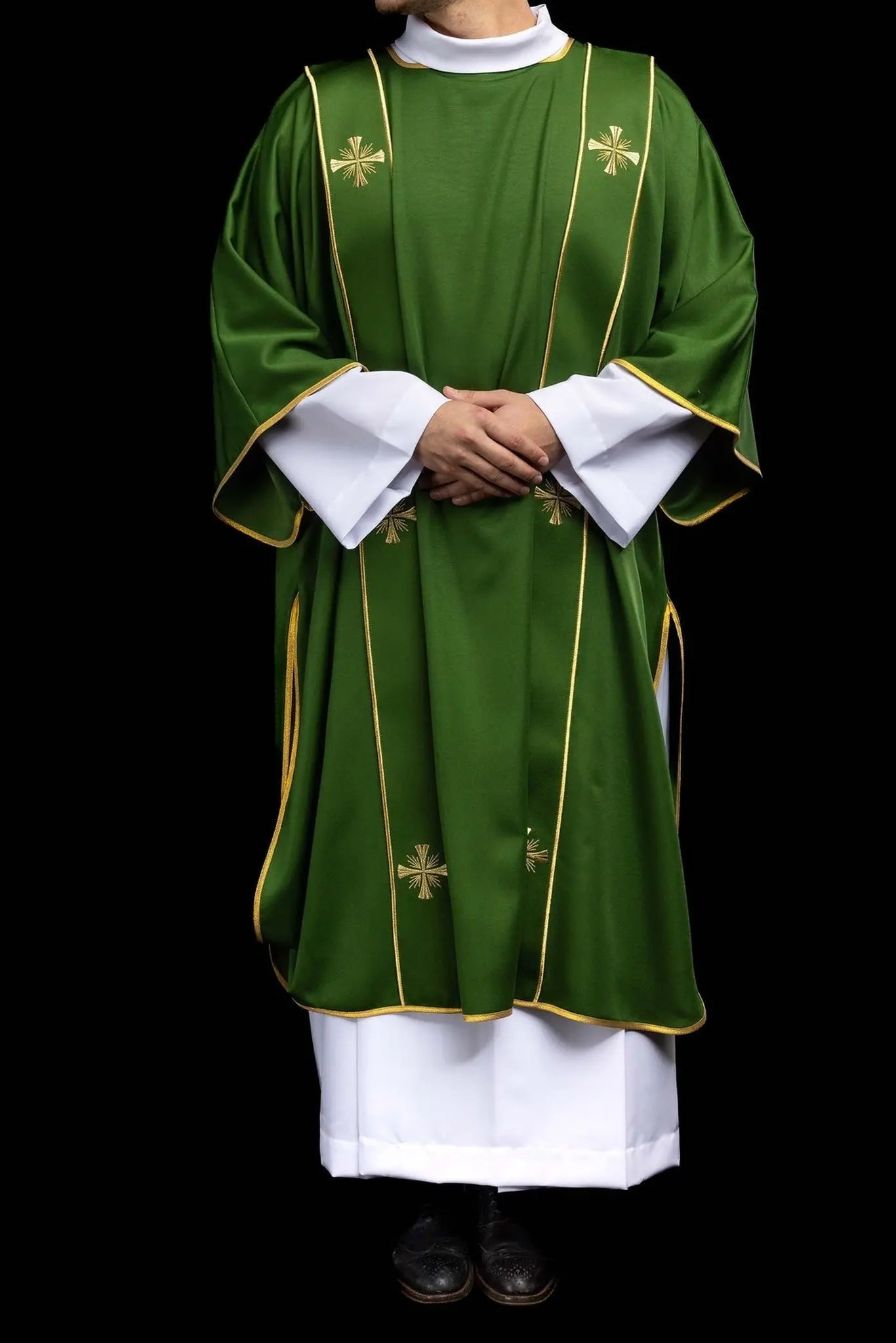 Dalmatique verte avec bandes décoratives et broderie de croix dorée