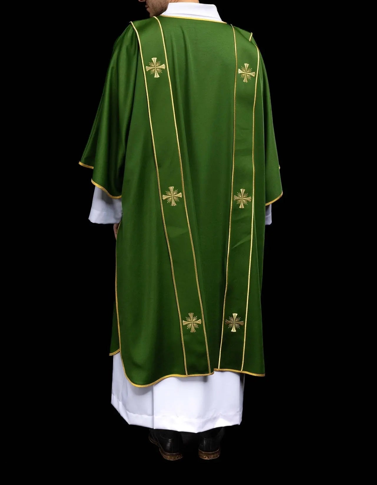Dalmatique verte avec bandes décoratives et broderie de croix dorée