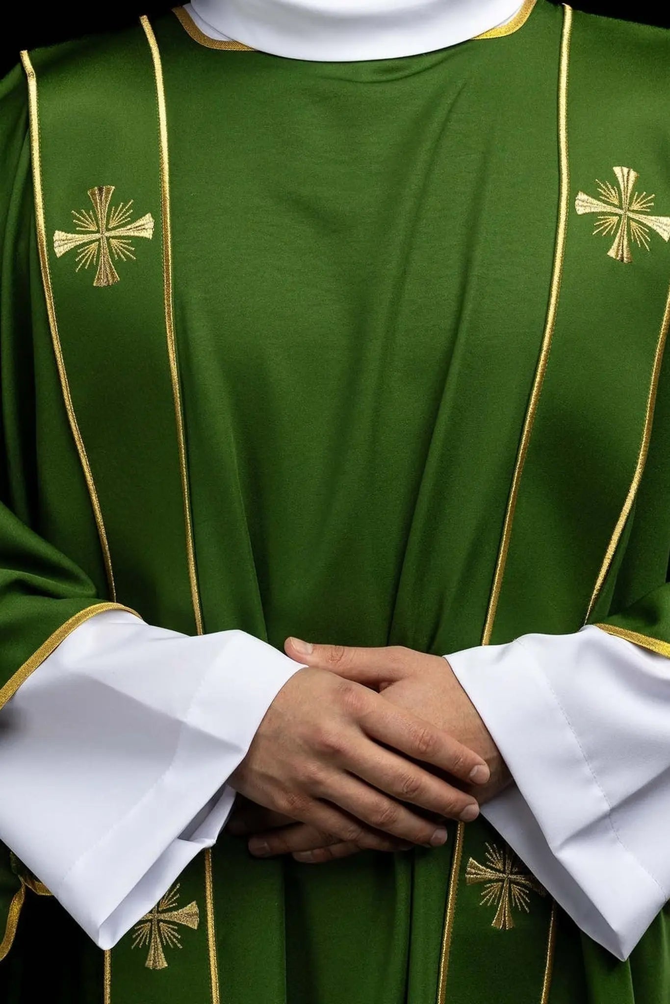 Dalmatique verte avec bandes décoratives et broderie de croix dorée