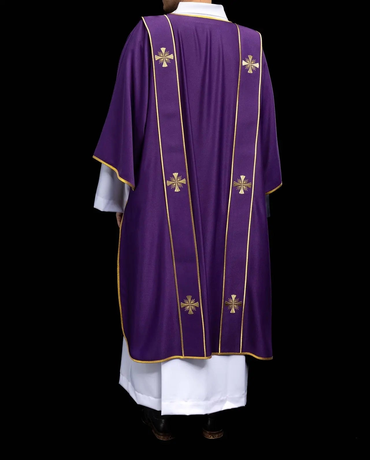 Dalmatique violette avec bandes décoratives et broderie de croix dorée