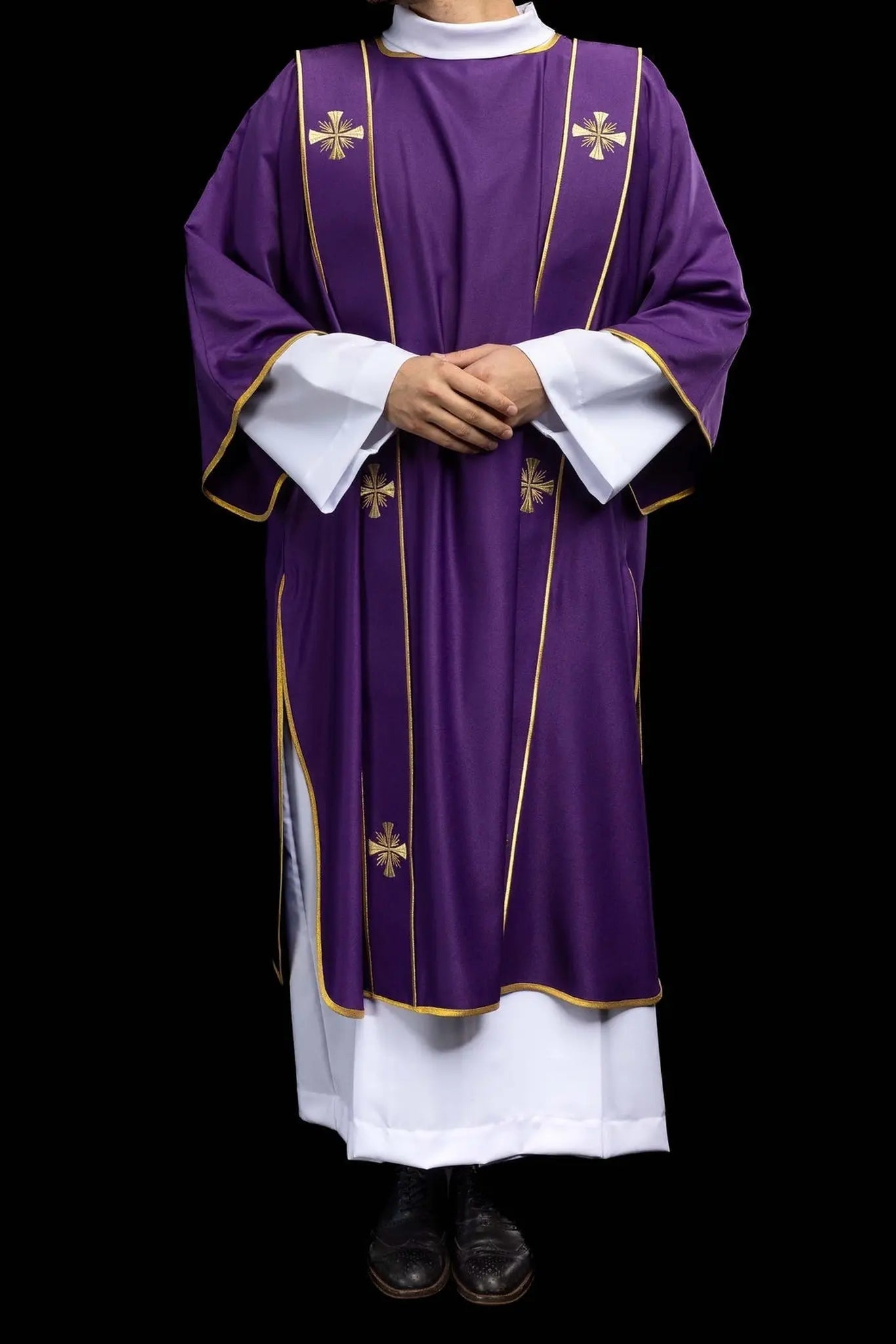 Dalmatique violette avec bandes décoratives et broderie de croix dorée