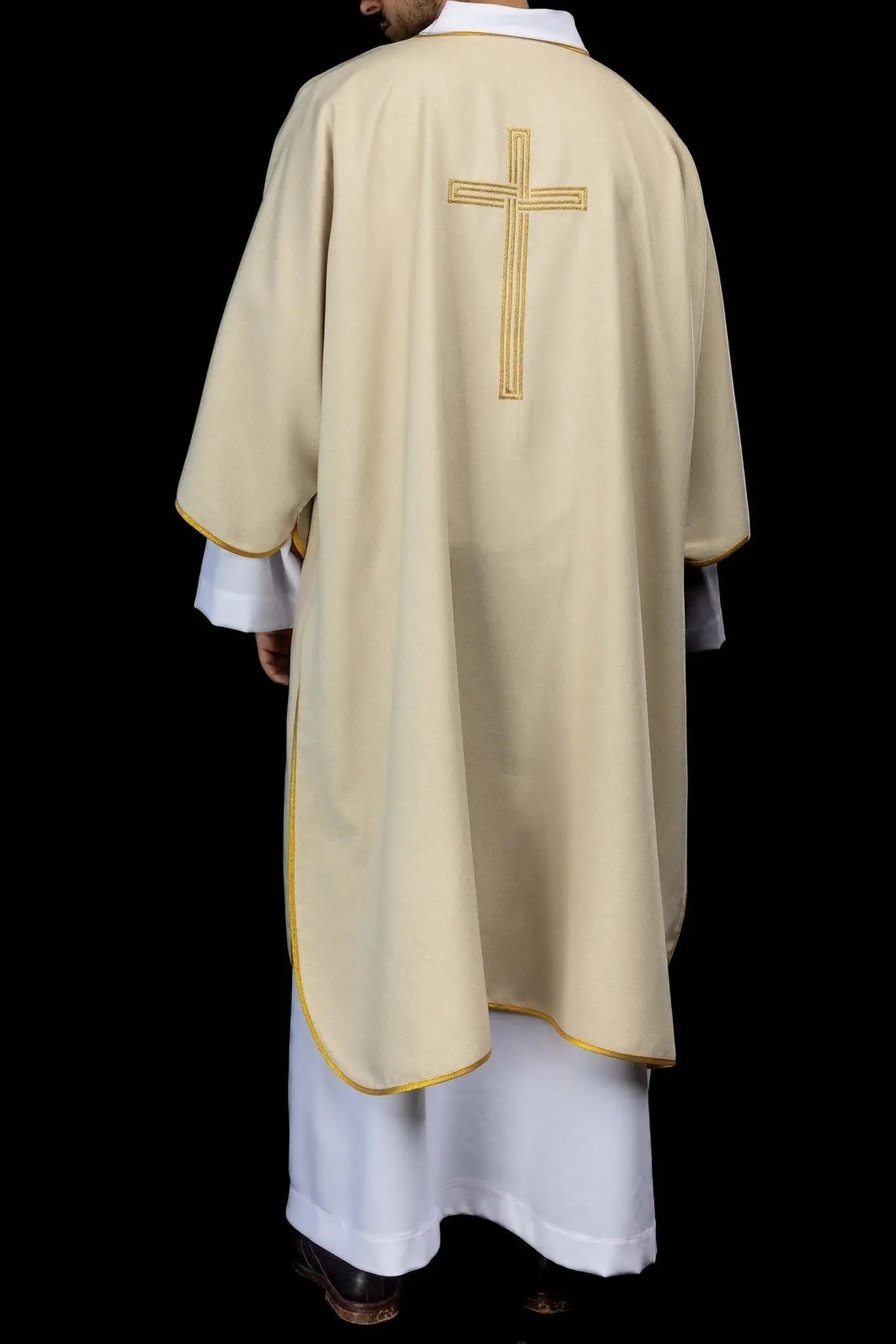 Dalmatique écrue avec broderie de croix dorée