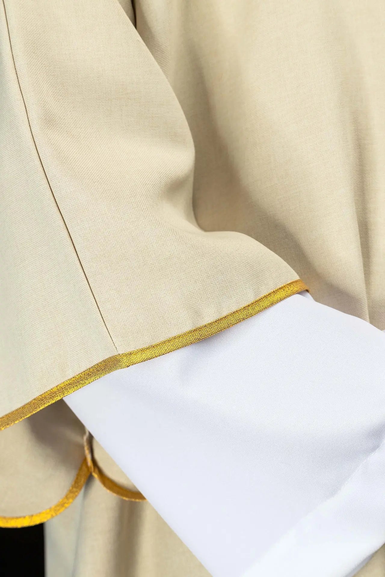 Dalmatique écrue avec broderie de croix dorée