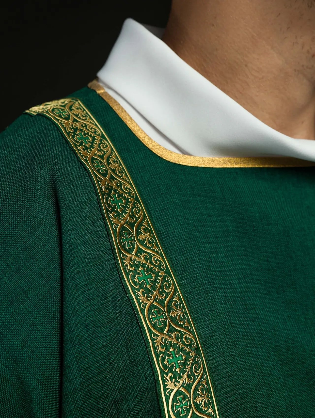 Dalmatique verte décorée de rubans jacquard dorés