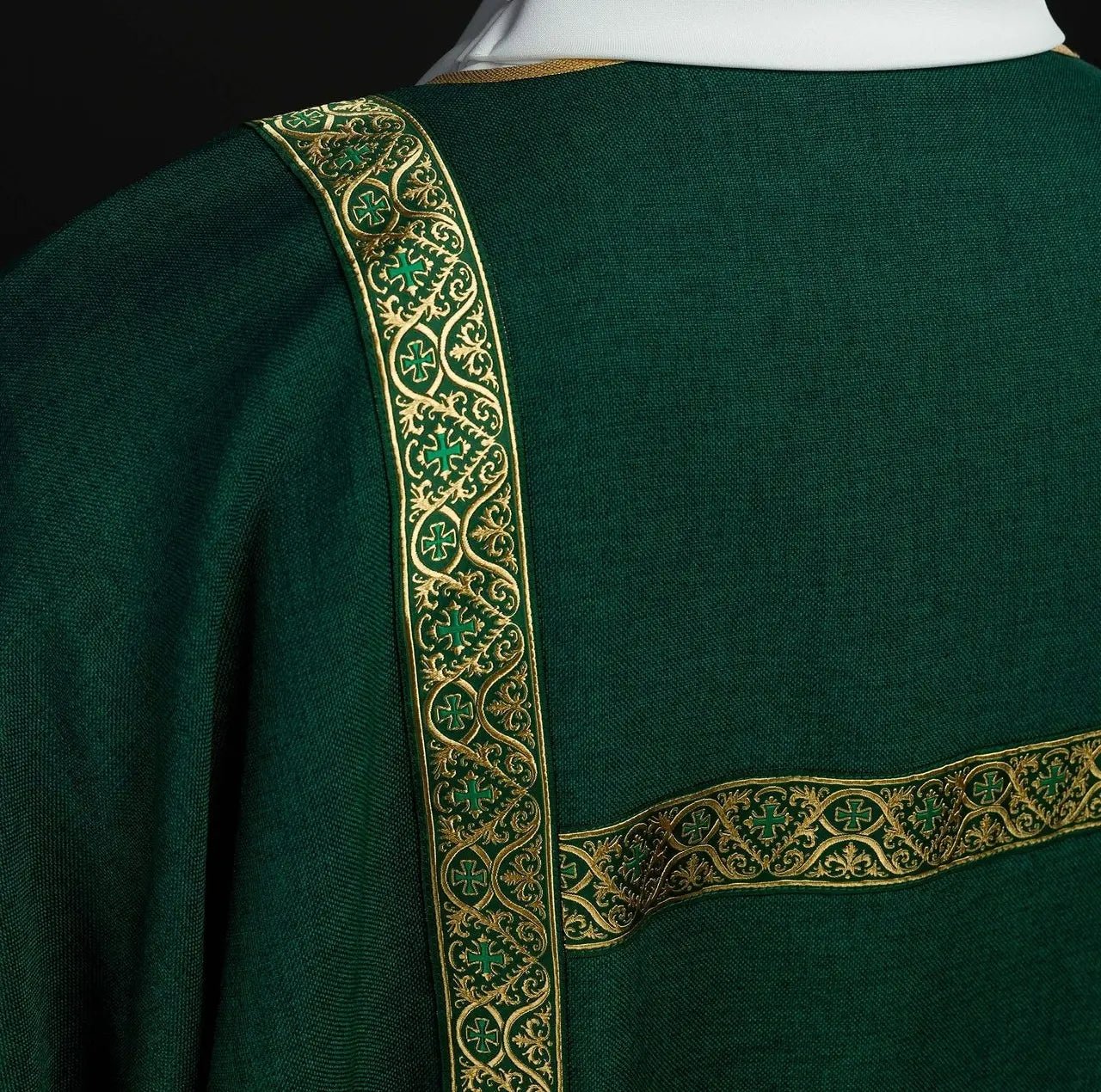 Dalmatique verte décorée de rubans jacquard dorés