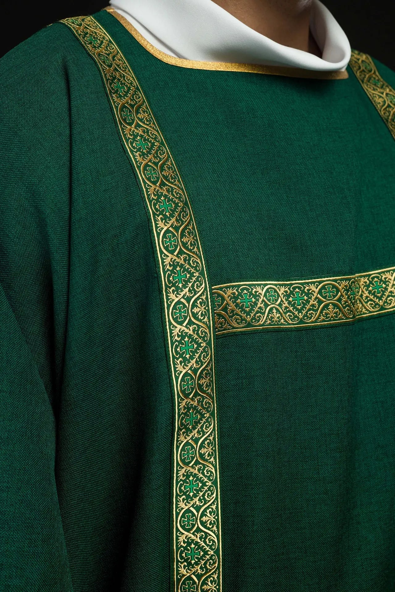 Dalmatique verte décorée de rubans jacquard dorés