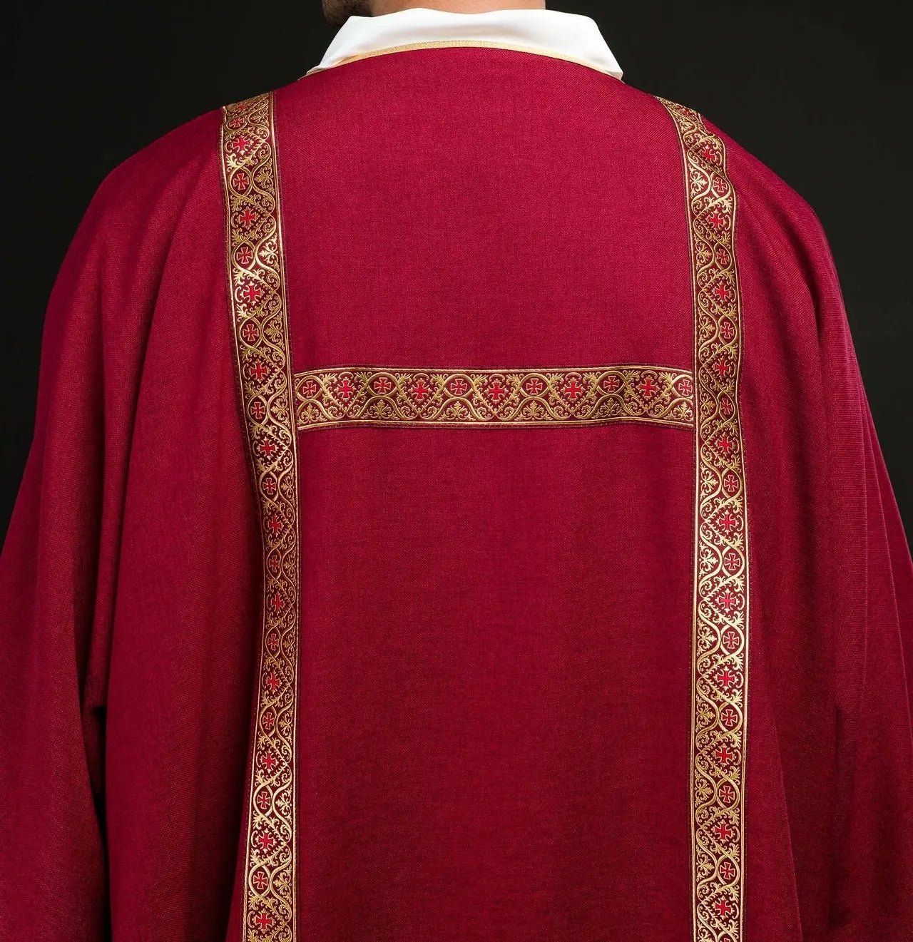 Dalmate rouge décorée de rubans jacquard dorés