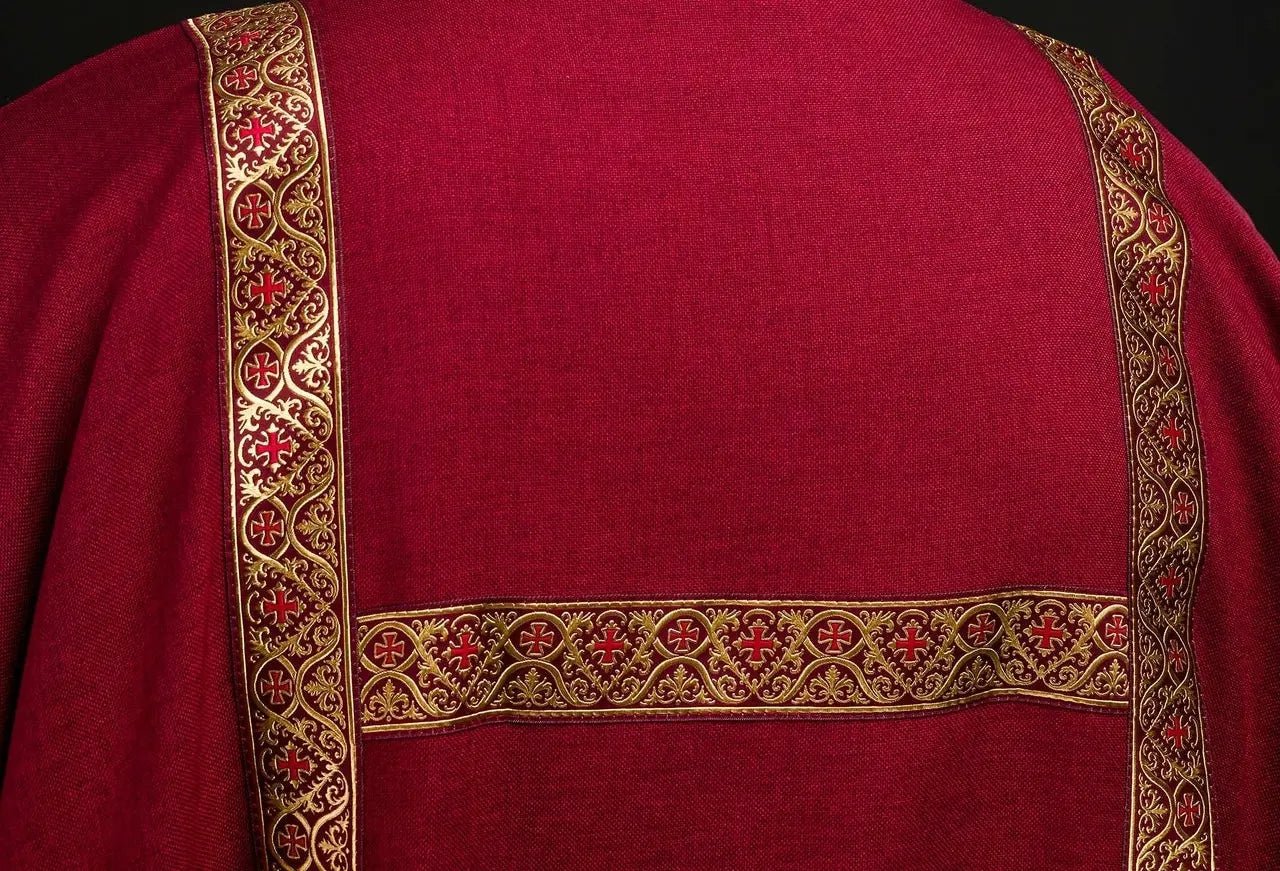 Dalmate rouge décorée de rubans jacquard dorés