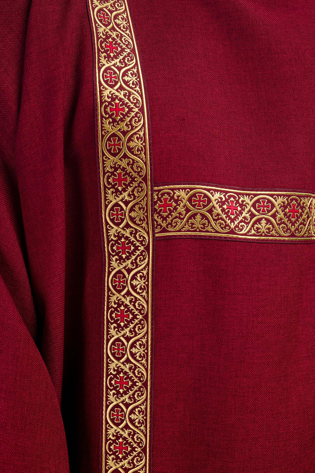 Dalmatyka czerwona ozdobiona złotymi tasiemkami żakardowymi - ORNATY.PL