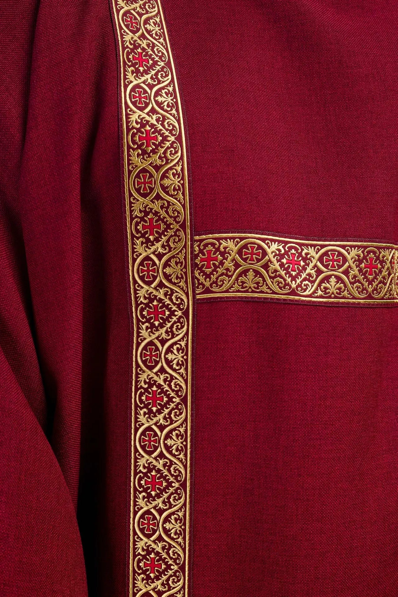 Dalmate rouge décorée de rubans jacquard dorés