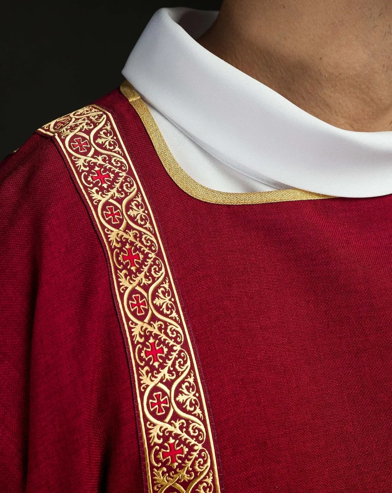 Dalmate rouge décorée de rubans jacquard dorés