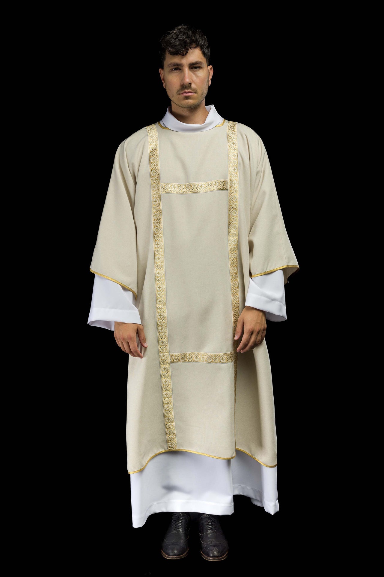 Dalmatyka ecru ozdobiona złotymi tasiemkami żakardowymi - ORNATY.PL