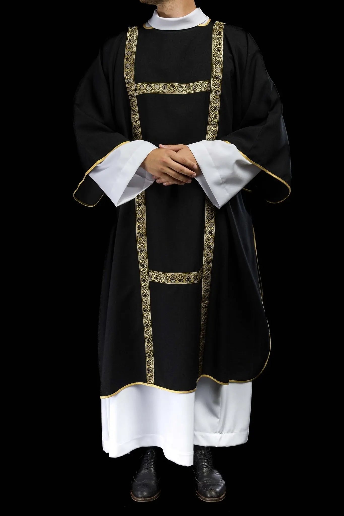 Dalmatic noire décorée de rubans jacquard dorés