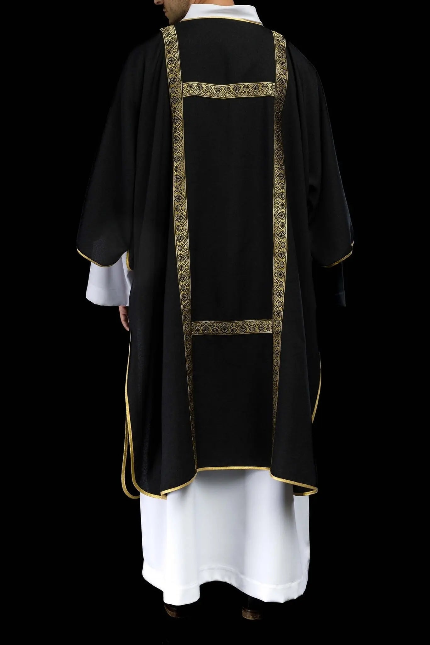 Dalmatic noire décorée de rubans jacquard dorés