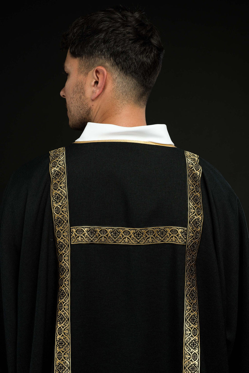 Dalmatyka czarna ozdobiona złotymi tasiemkami żakardowymi - ORNATY.PL