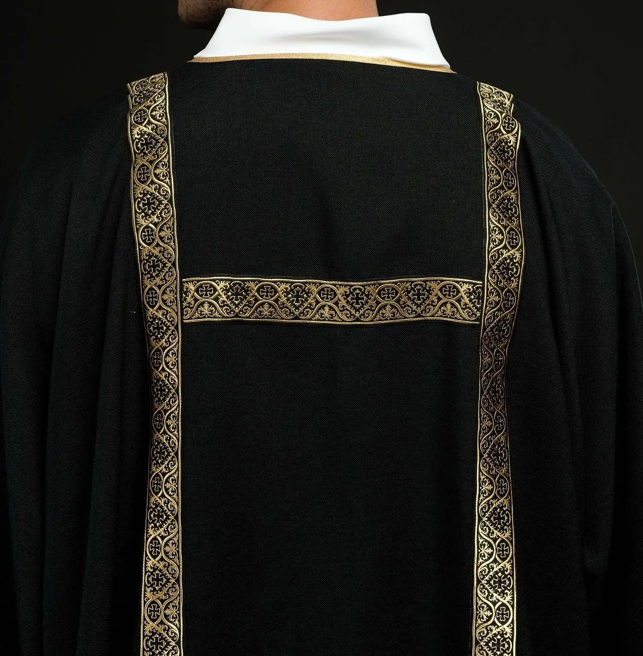 Dalmatic noire décorée de rubans jacquard dorés