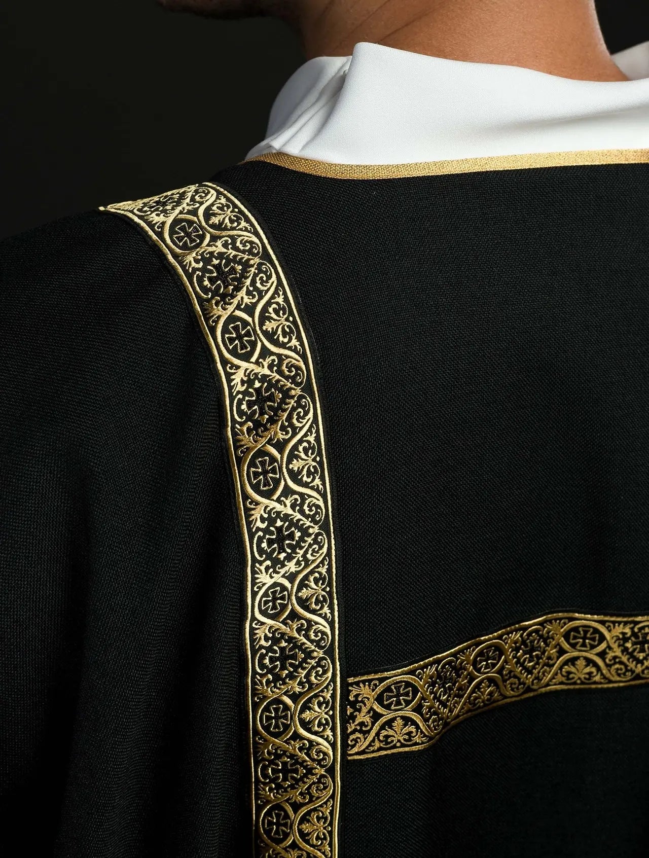 Dalmatic noire décorée de rubans jacquard dorés