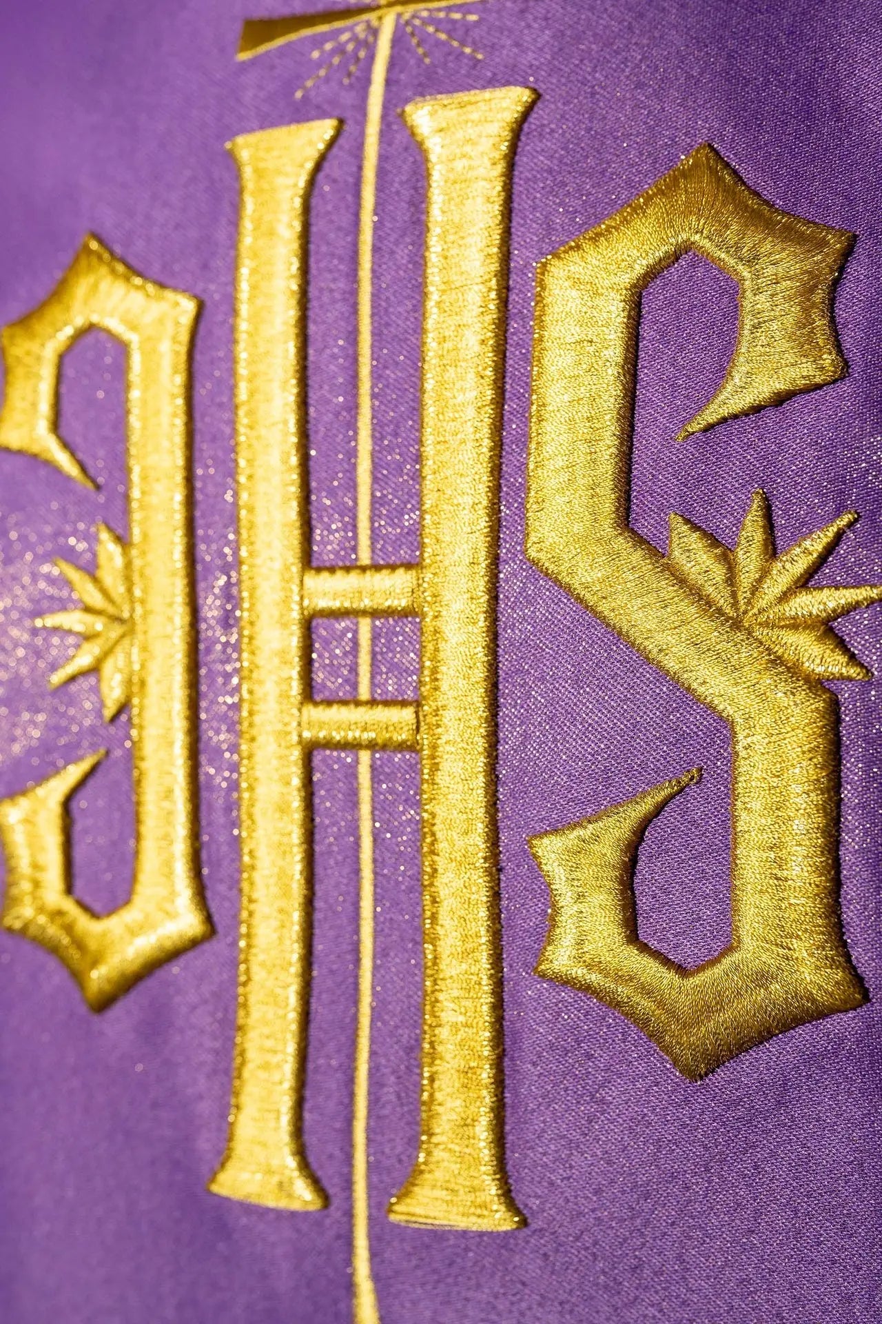 Chasuble violette richement décorée avec un motif doré et une large écharpe IHS