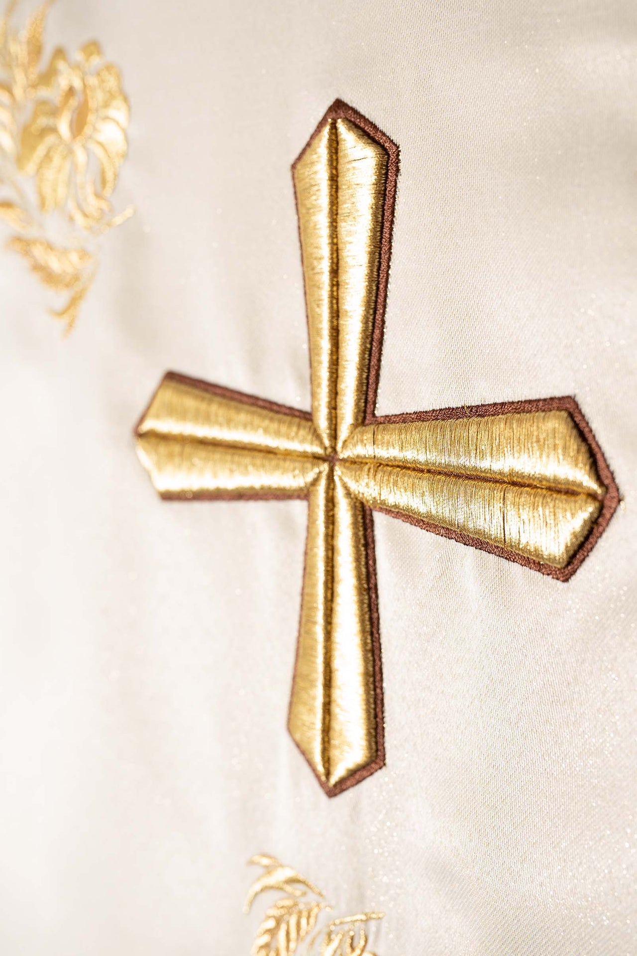 Ornat z bogato haftowanym krzyżem i kołnierzem w kolorze ecru - ORNATY.PL