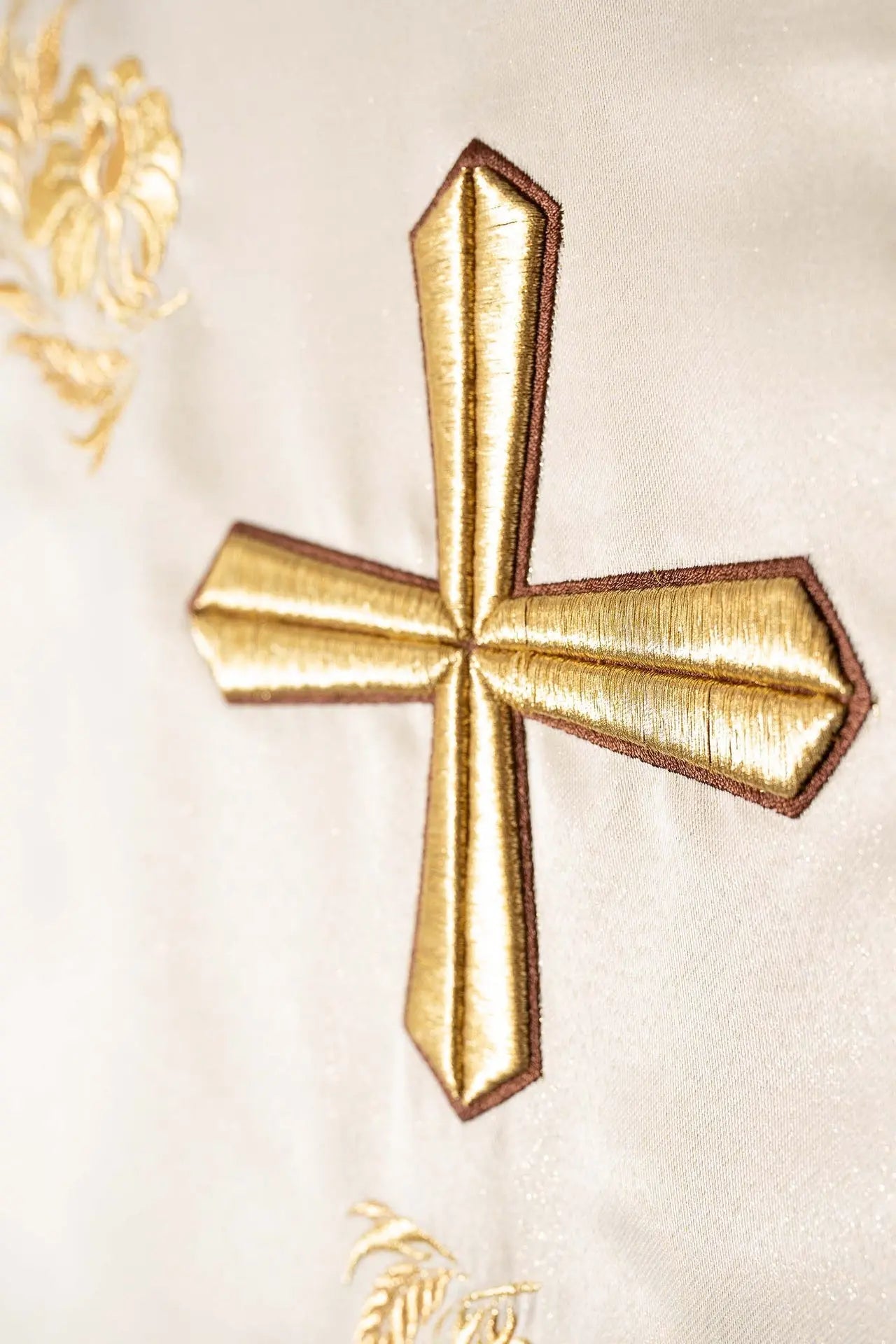 Chasuble avec une croix richement brodée et un col de couleur écru