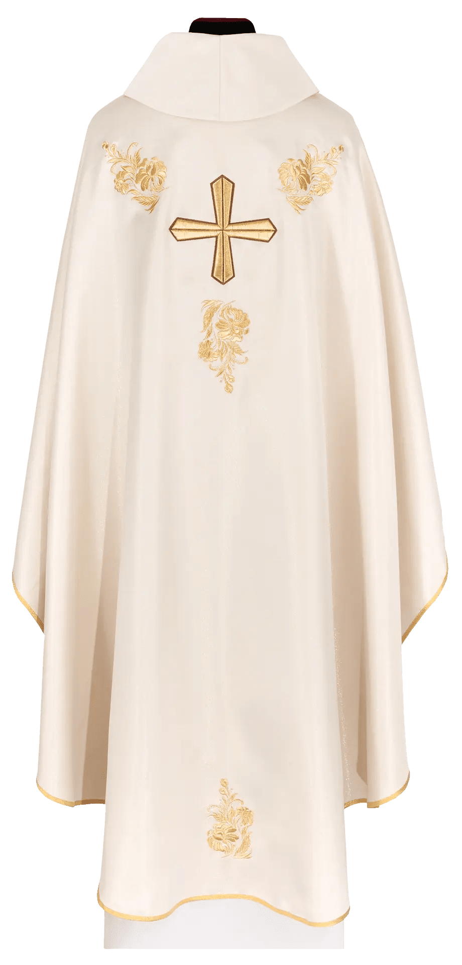 Chasuble avec une croix richement brodée et un col de couleur écru