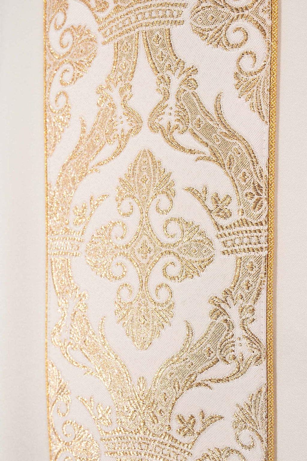 Ornat liturgiczny z haftowanym pasem i kołnierzem w kolorze ecru - ORNATY.PL