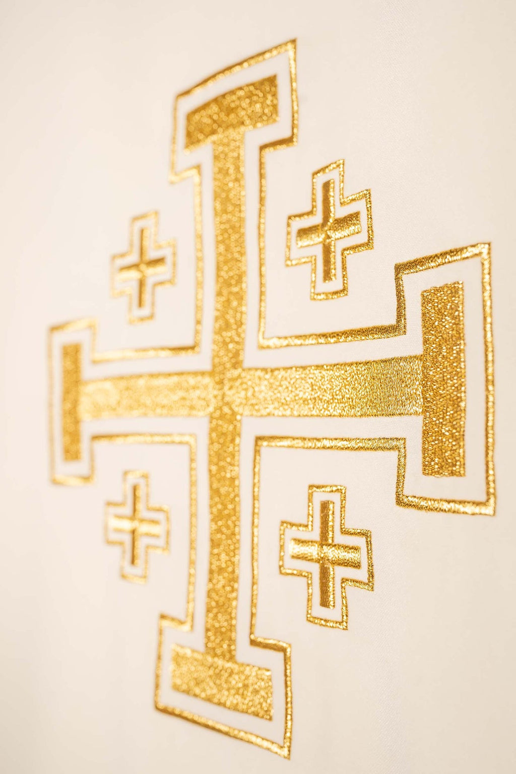 Ecru ornat haftowany z motywem krzyża - ORNATY.PL