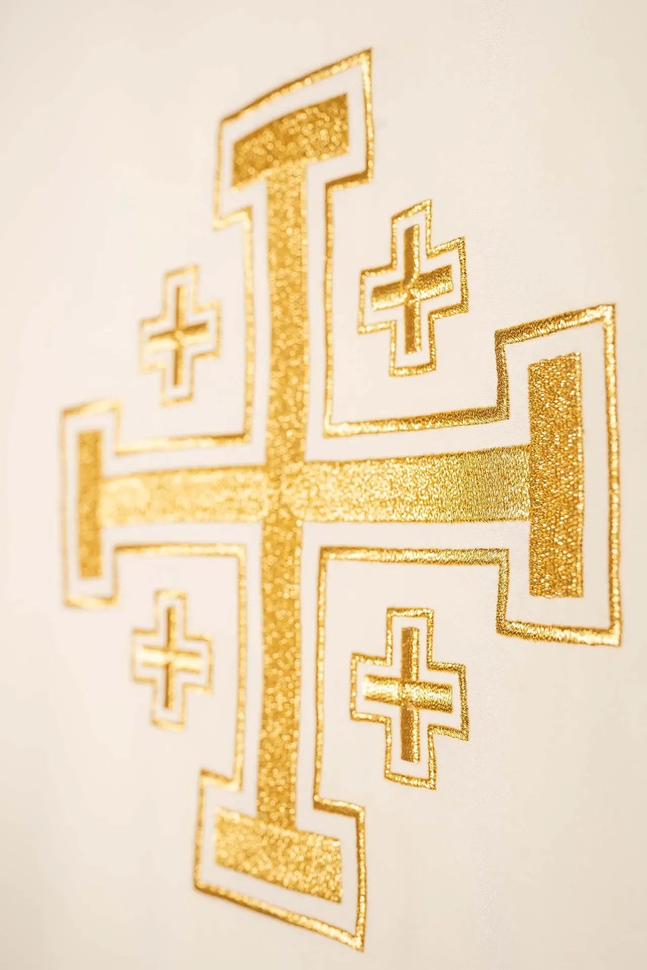 Chasuble écrue brodée d'un motif de croix