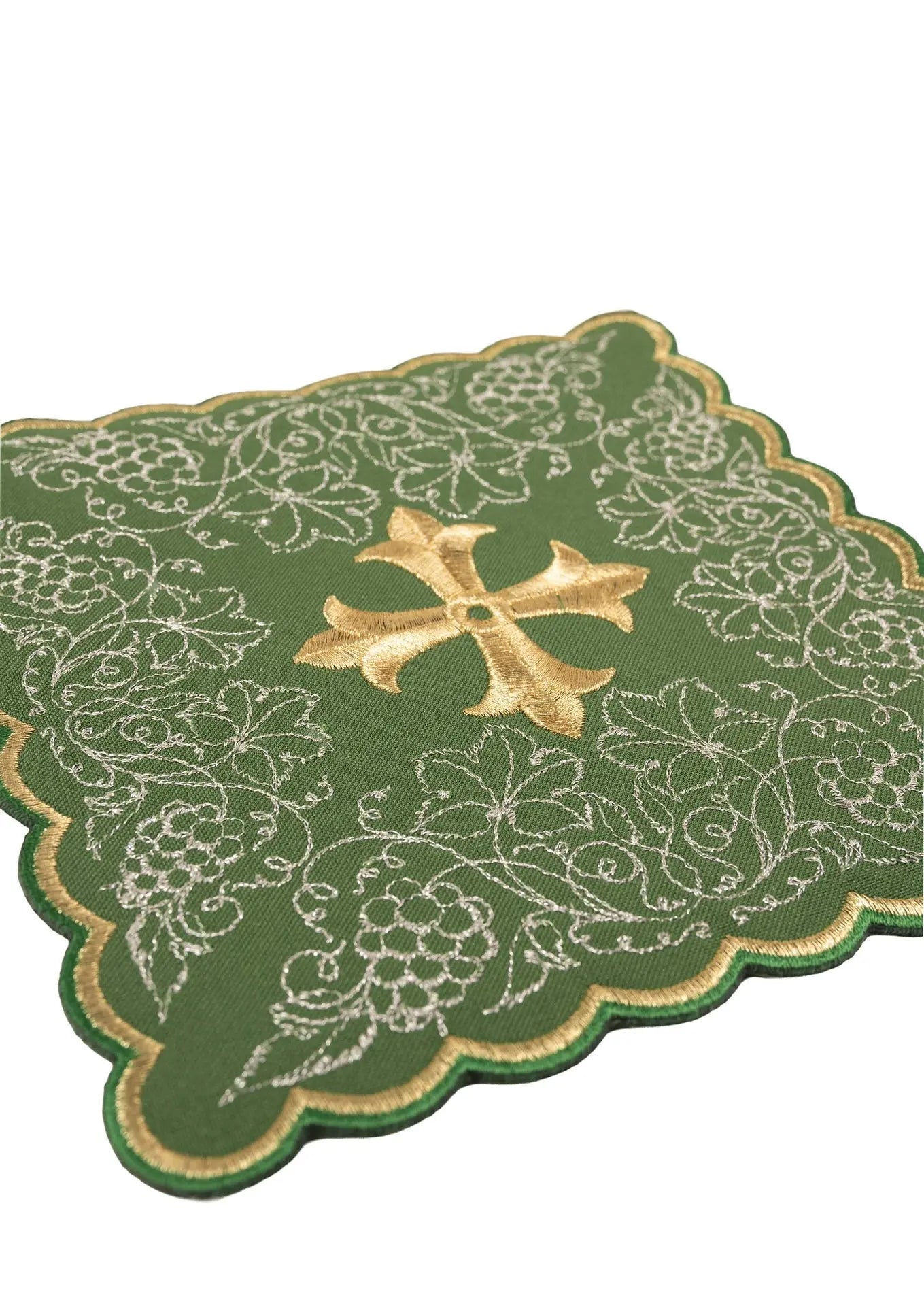 Ensemble de linges de calice verts brodés avec motif de croix