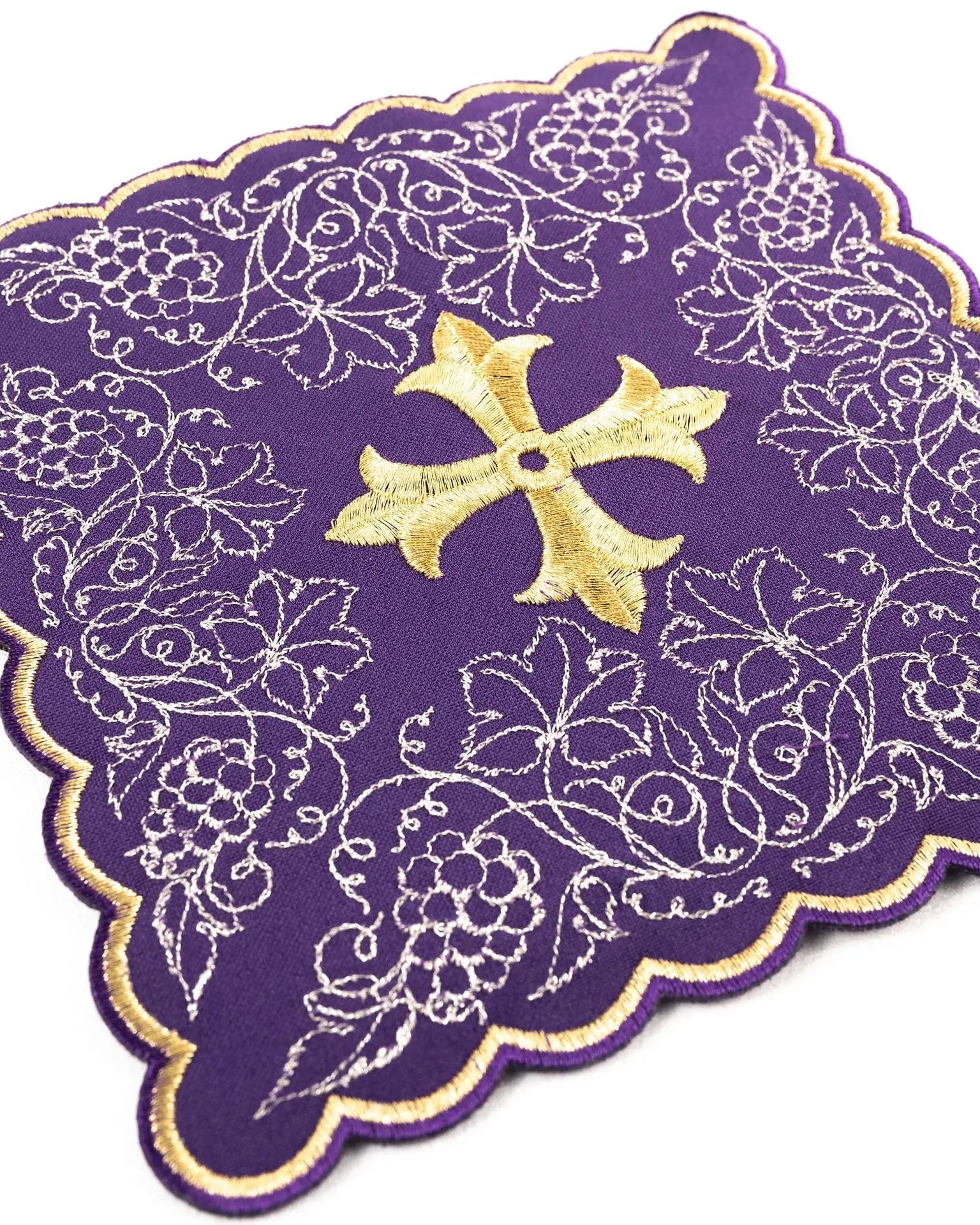 Ensemble de linges d'autel violets brodés avec motif de croix