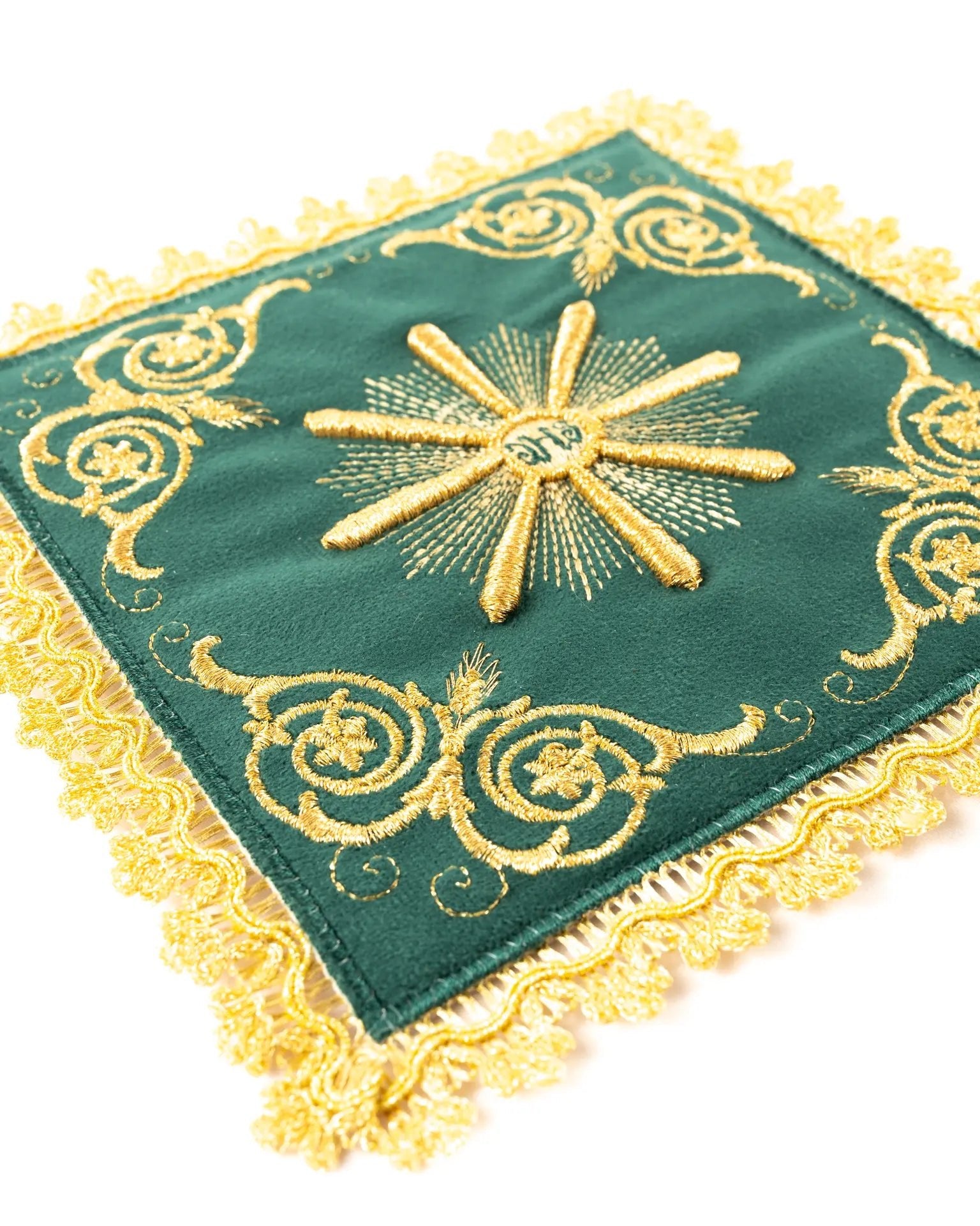 Ensemble de linges de calice brodés en velours vert