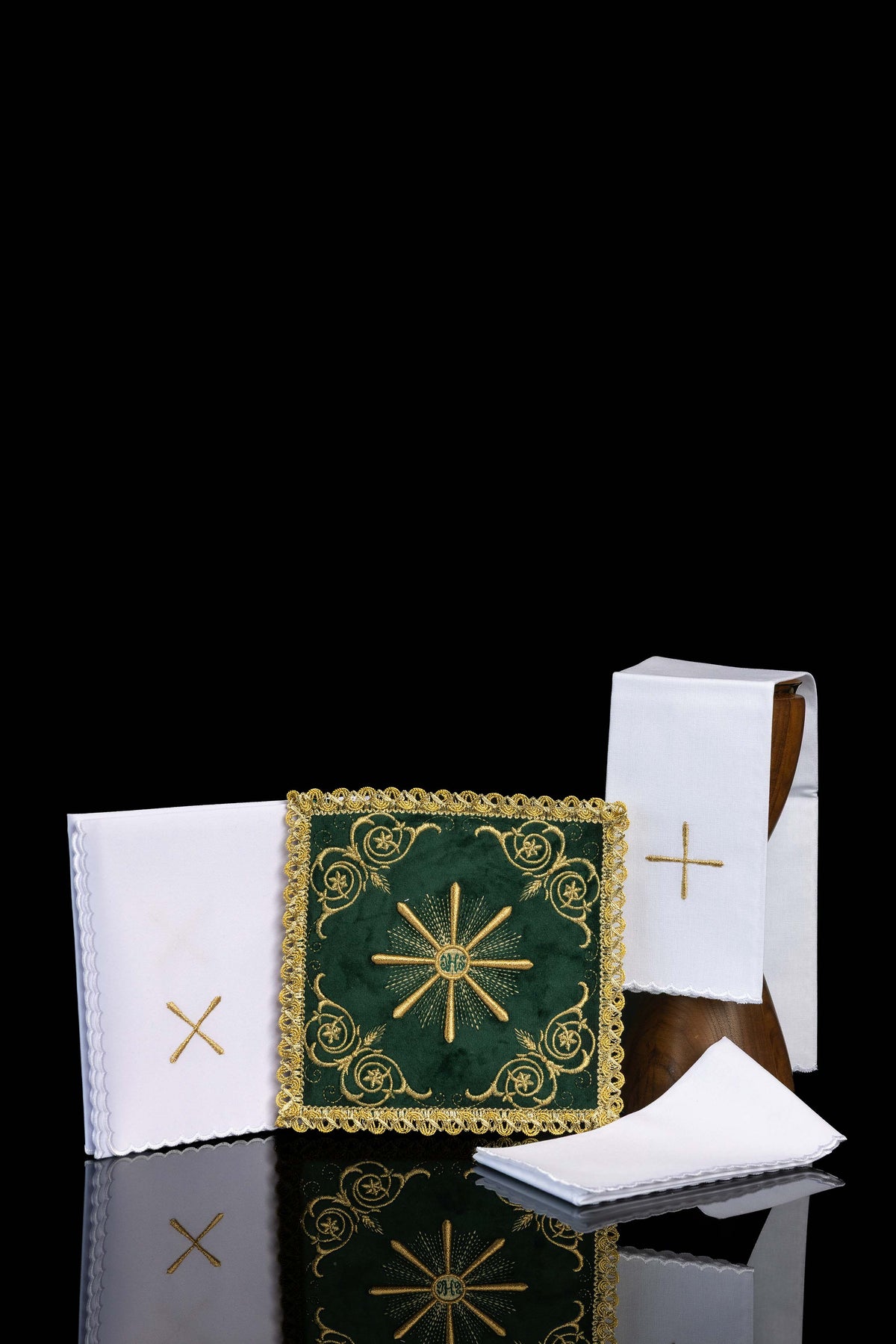 Ensemble de linge de calice brodé en velours vert