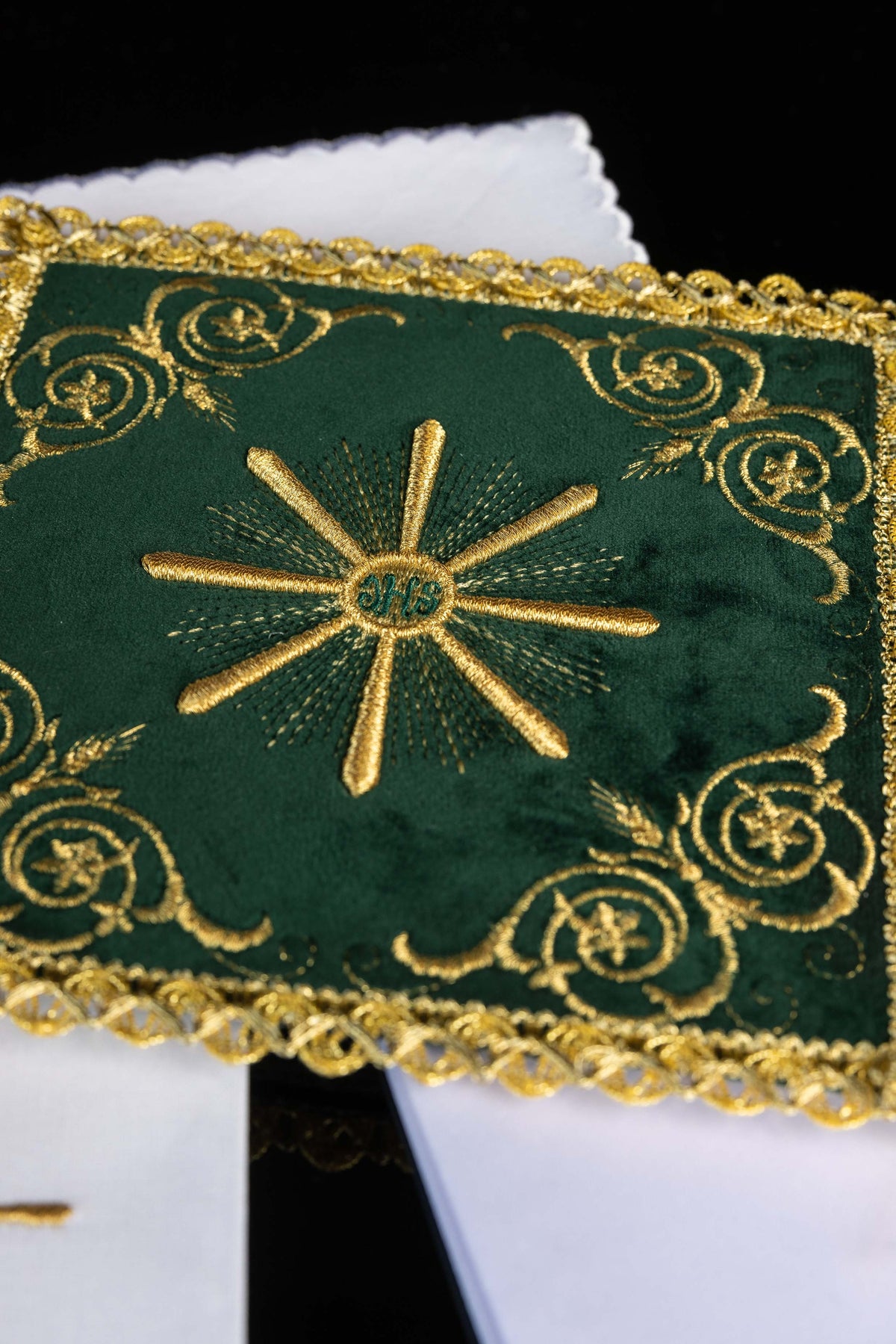 Ensemble de linge de calice brodé en velours vert