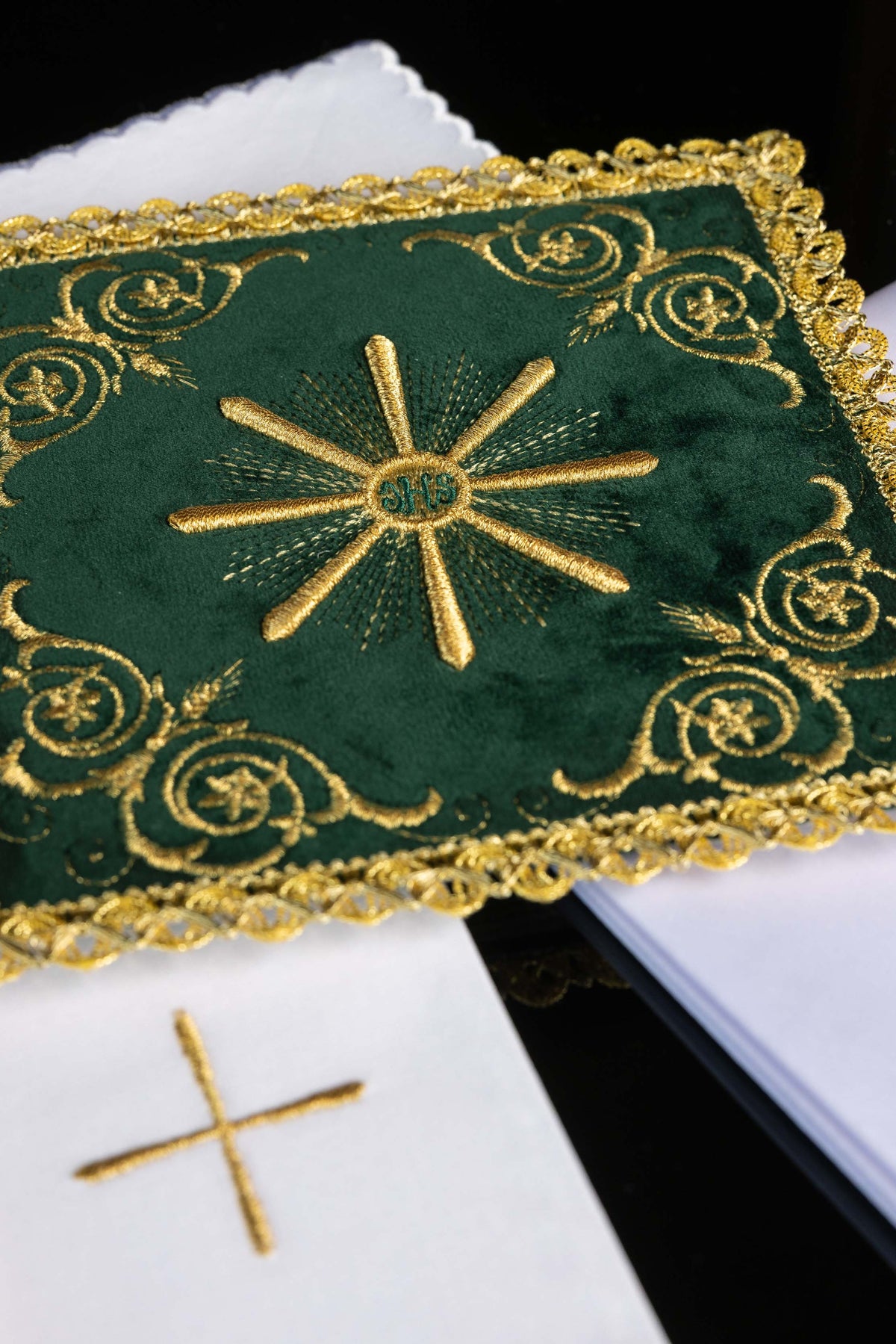 Ensemble de linge de calice brodé en velours vert