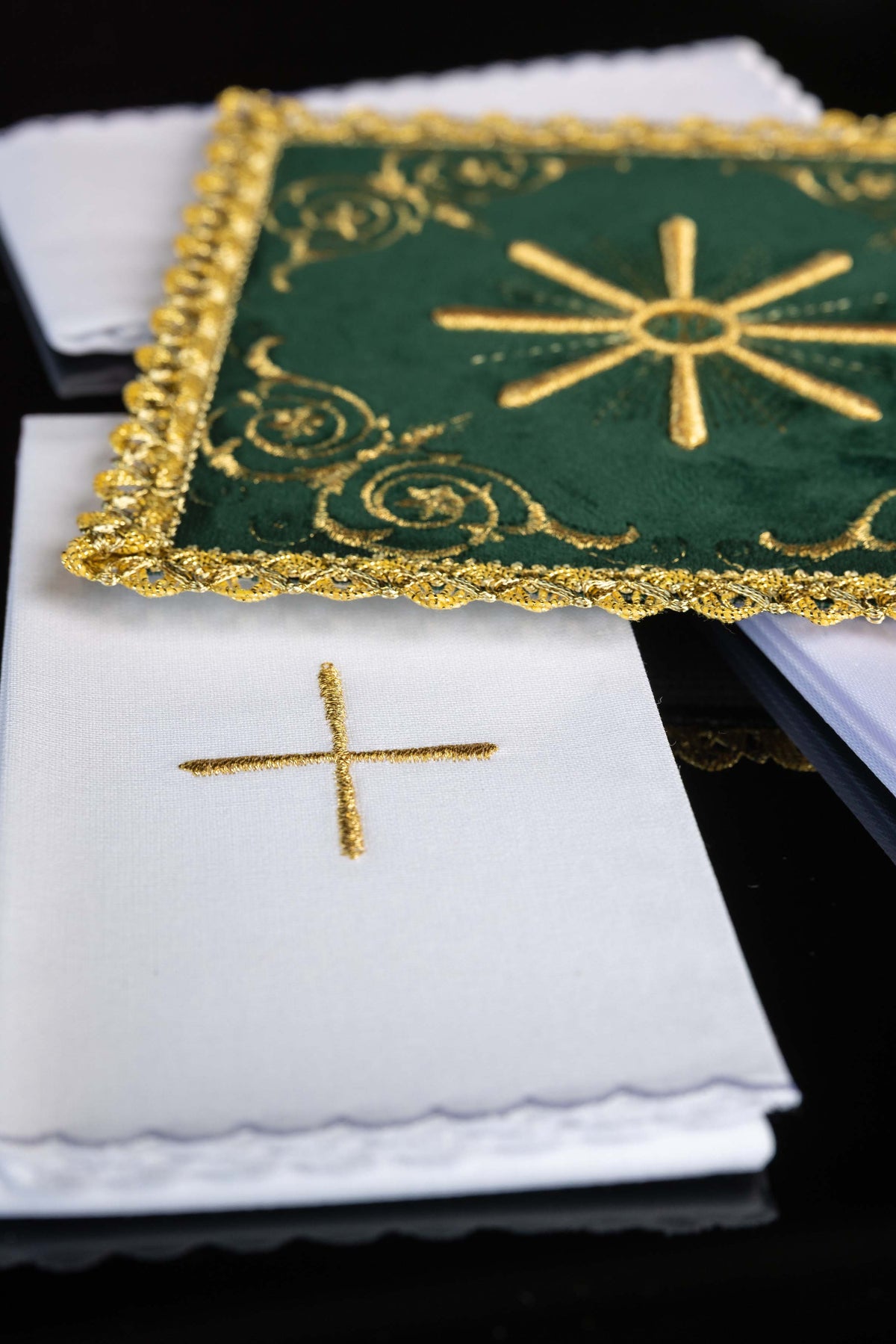 Ensemble de linge de calice brodé en velours vert