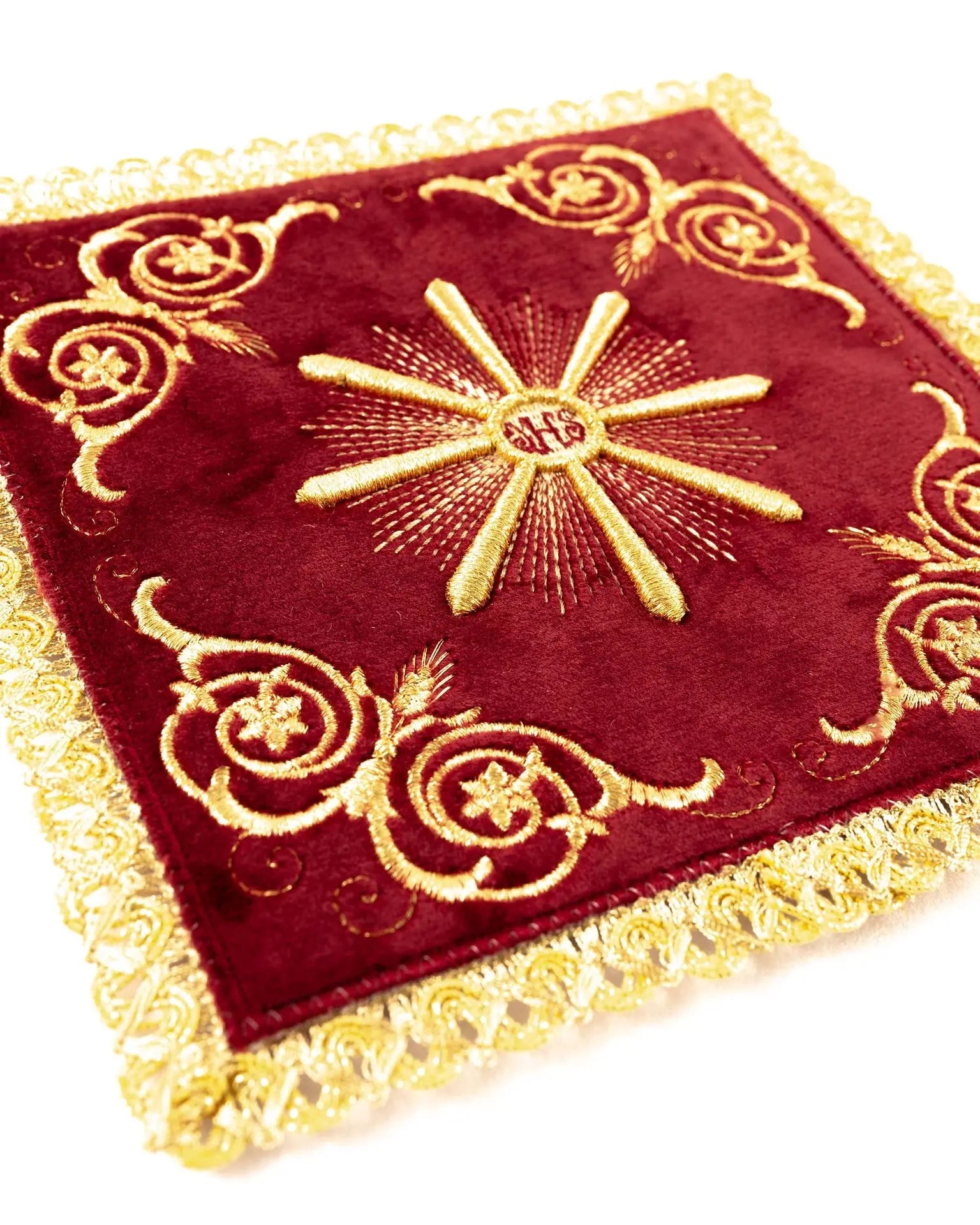 Ensemble de linges de calice brodés en velours rouge