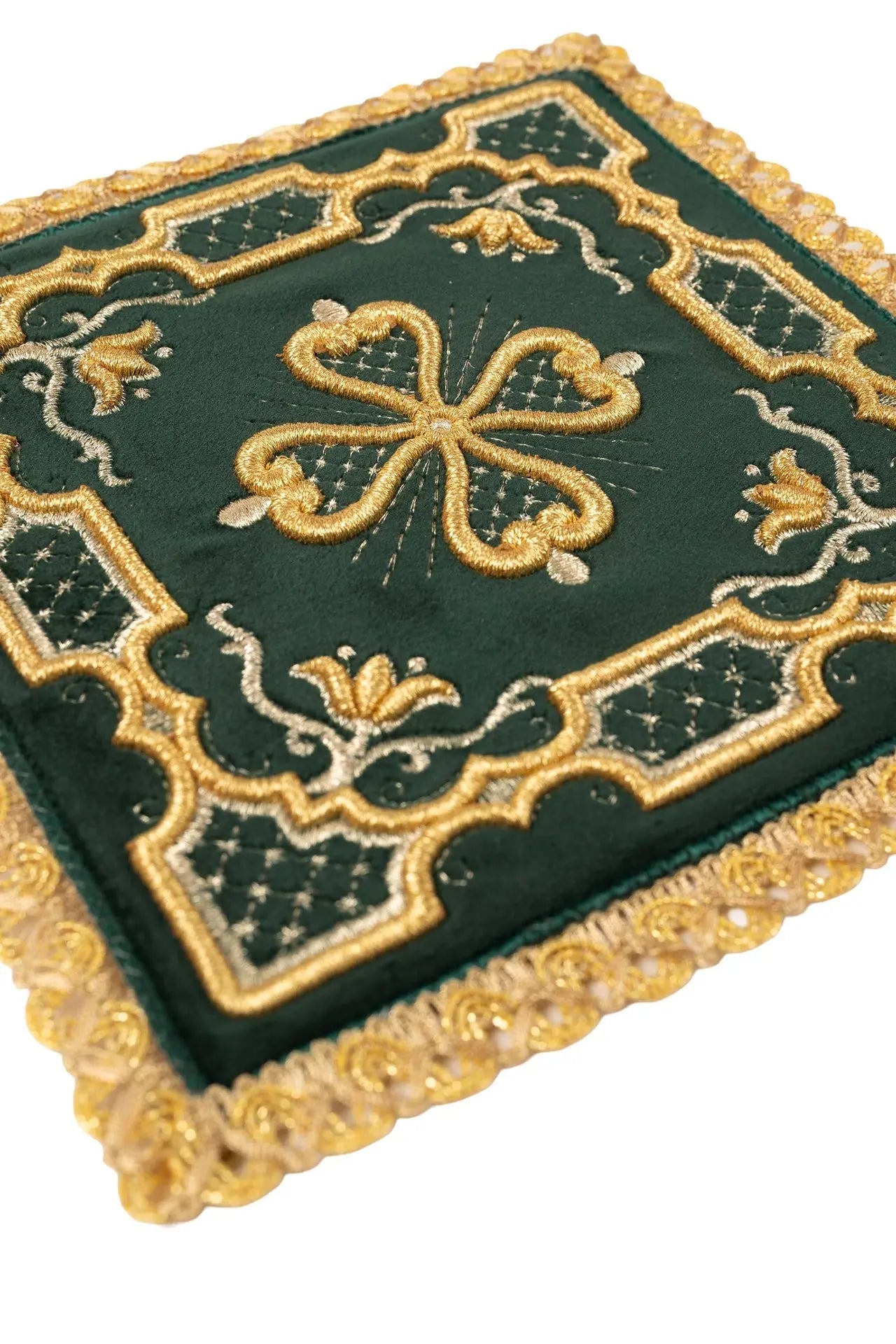 Ensemble de linges de calice brodés en velours vert