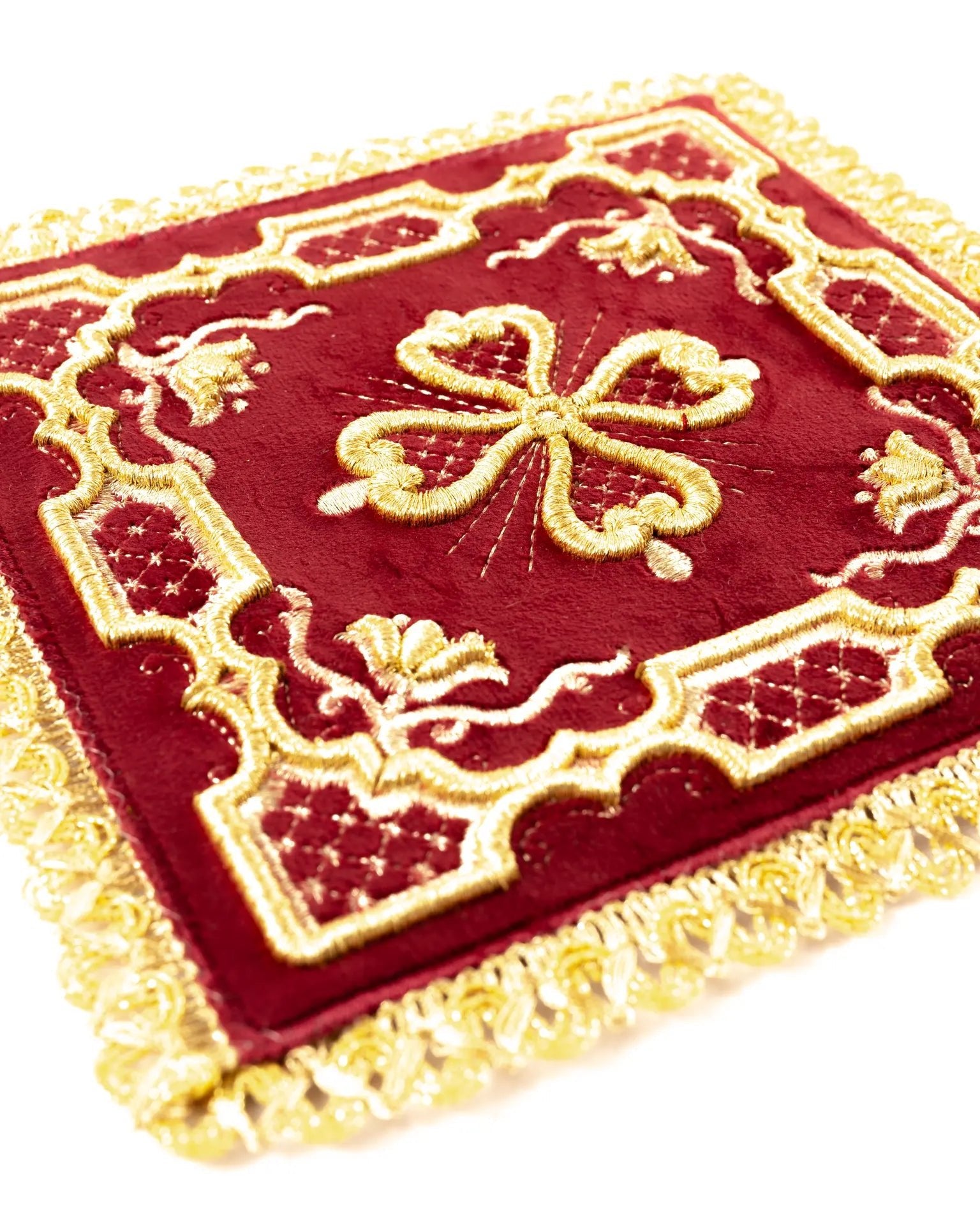 Ensemble de linges de calice brodés en velours rouge