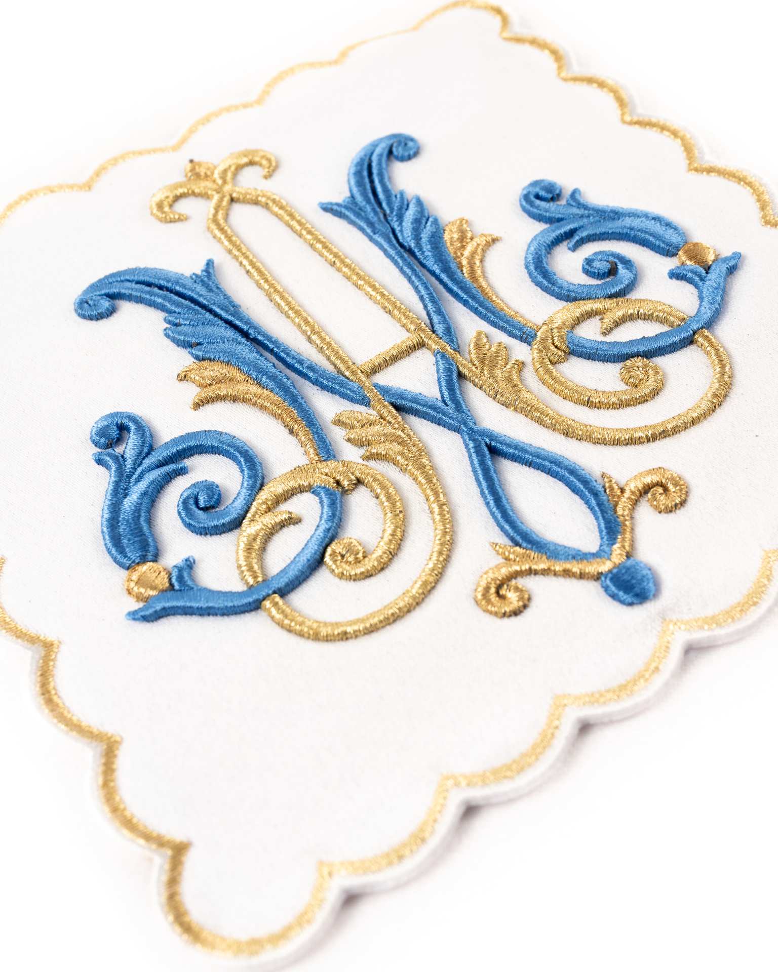 Ensemble de linges de calice liturgiques avec motif marial brodé