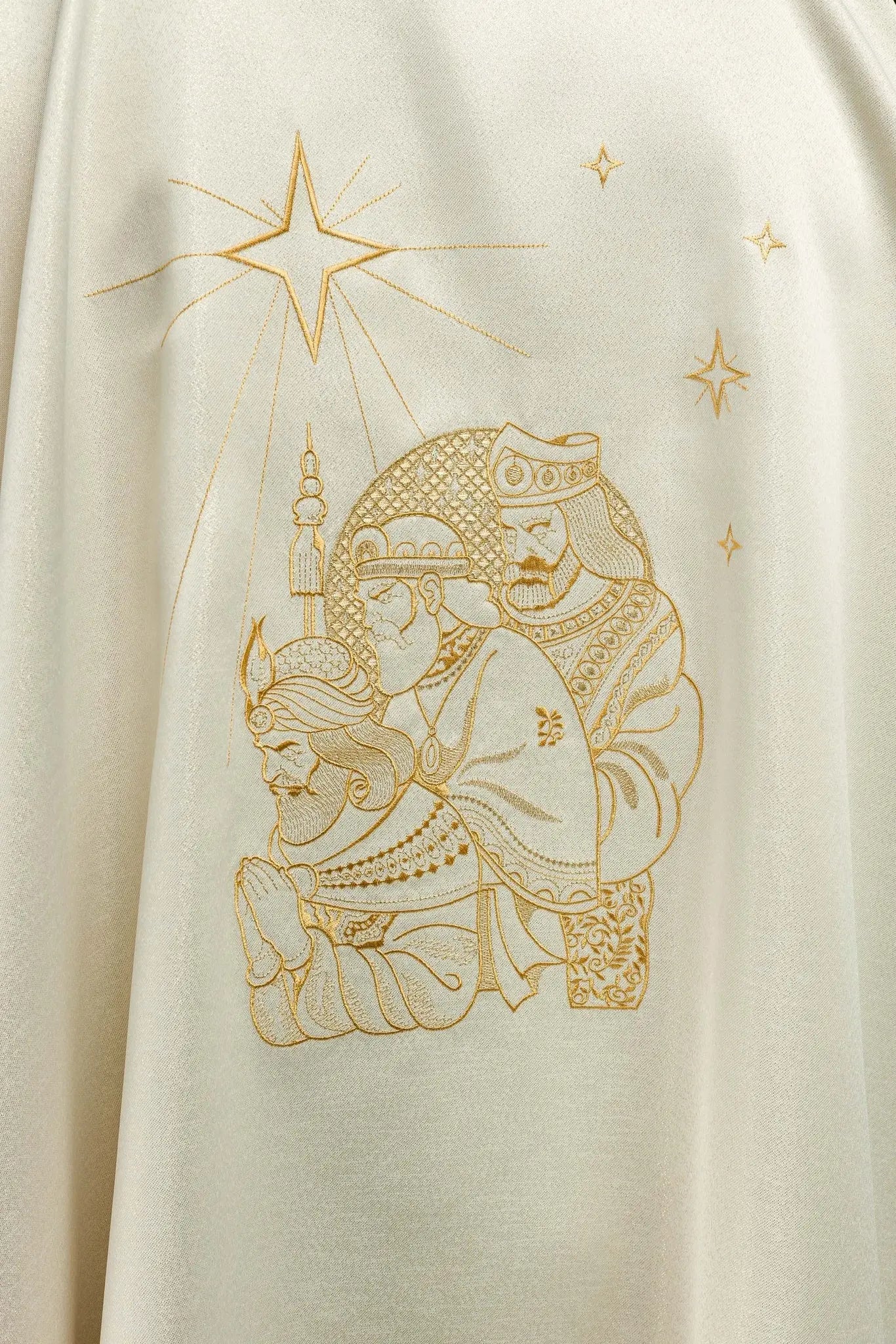 Chasuble scintillante avec broderie dorée et image des Trois Rois