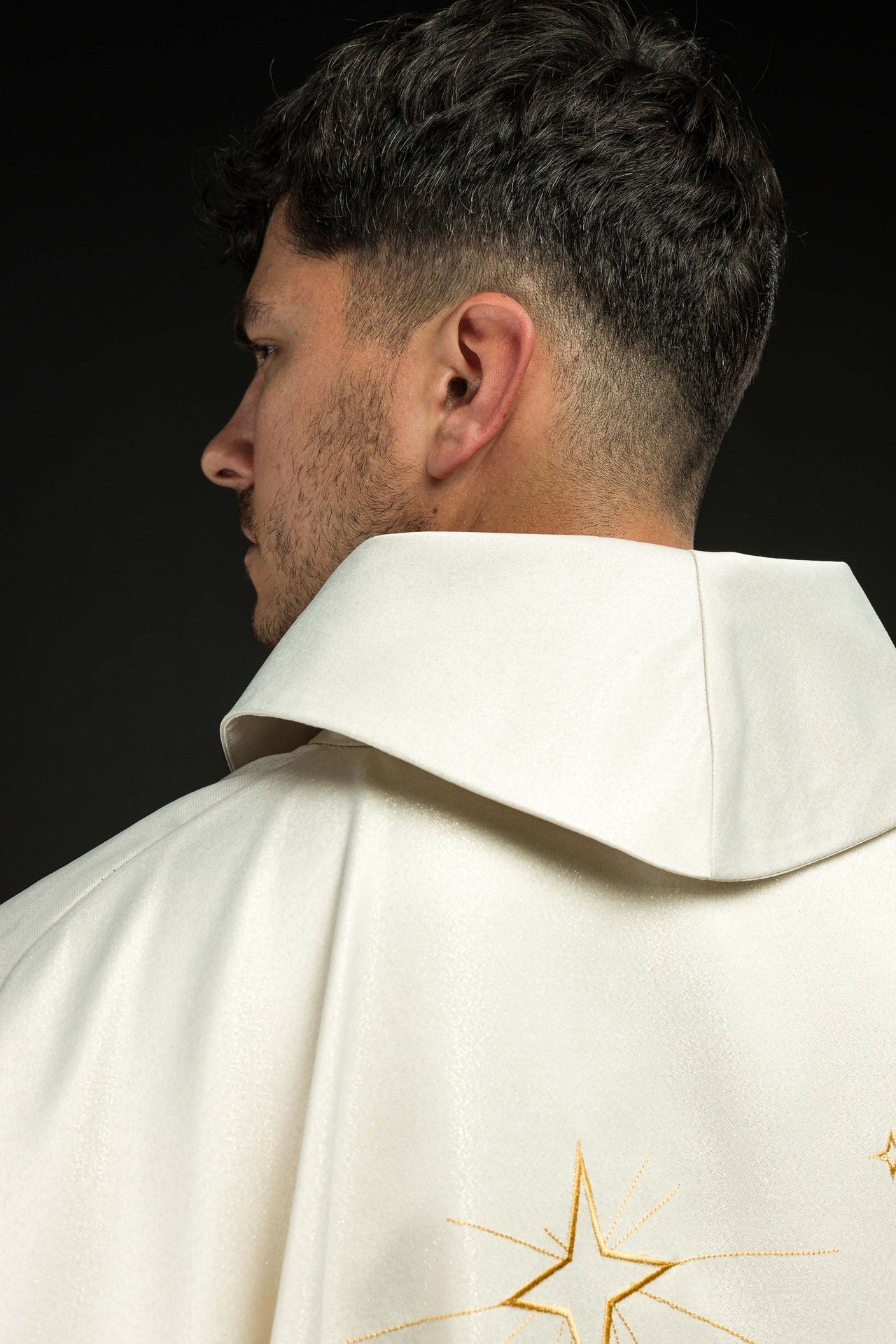 Ornat błyszczący z złotym haftem i wizerunkiem Trzech Króli - ORNATY.PL