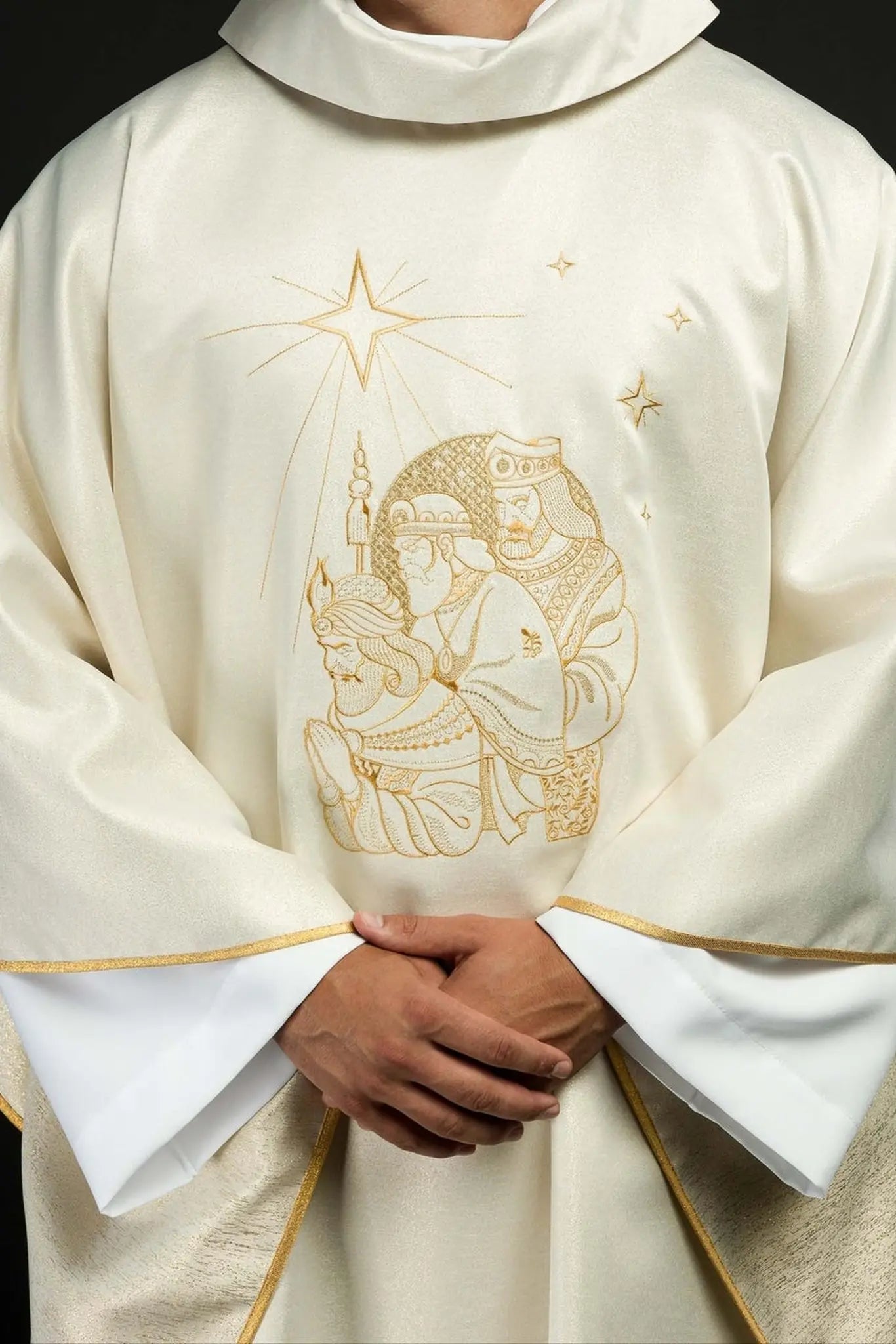 Chasuble scintillante avec broderie dorée et image des Trois Rois