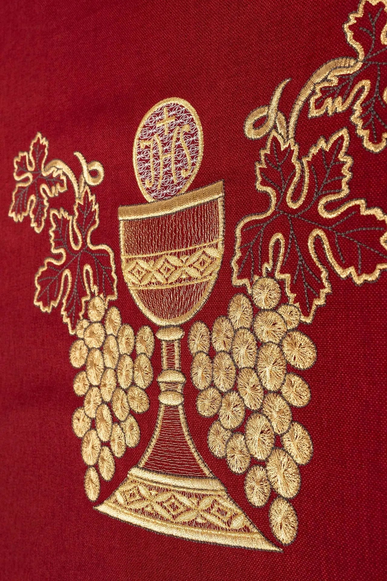 Chasuble rouge brodée avec calice et raisins