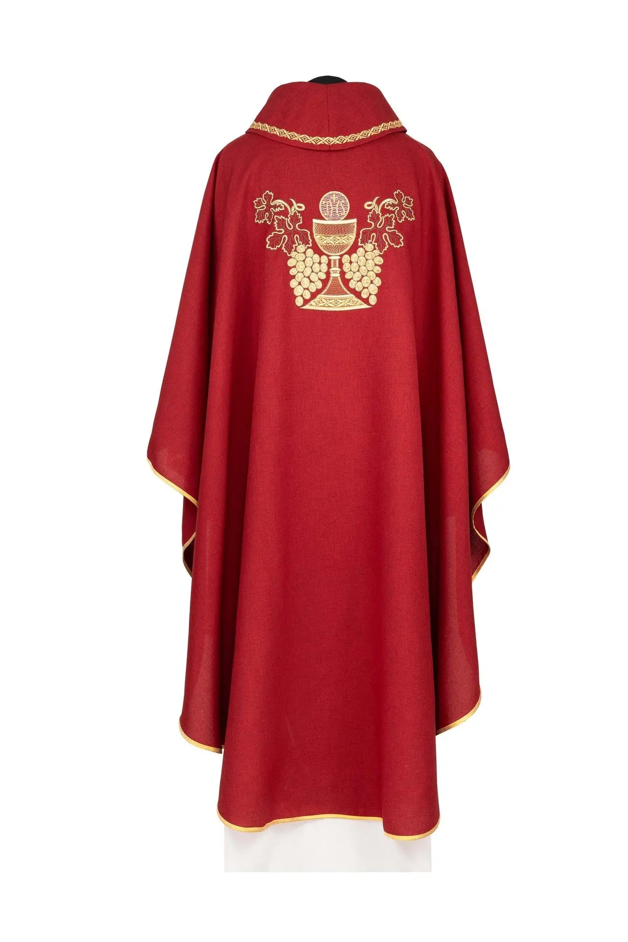 Chasuble rouge brodée avec calice et raisins
