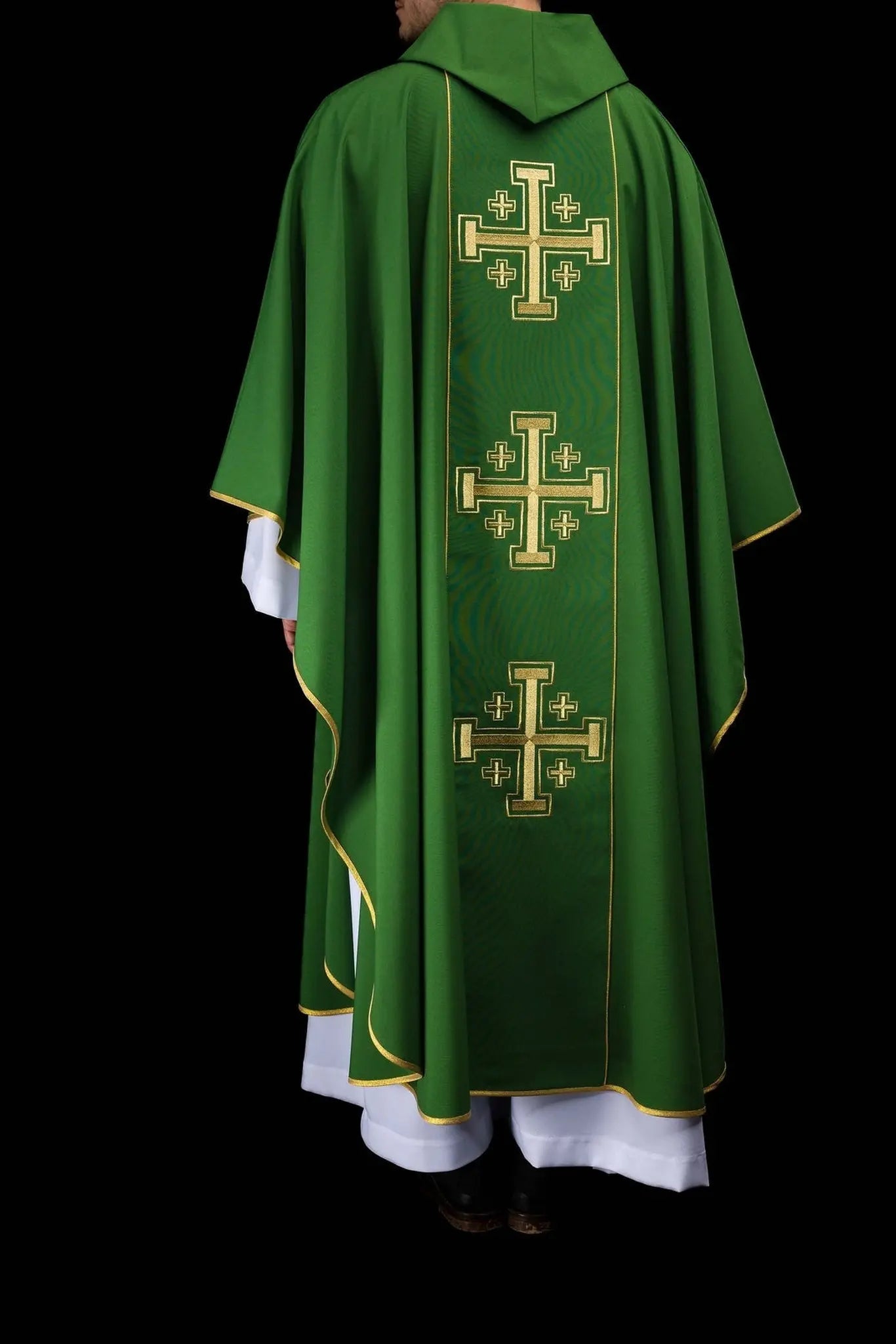 Chasuble verte brodée avec bande et croix de Jérusalem